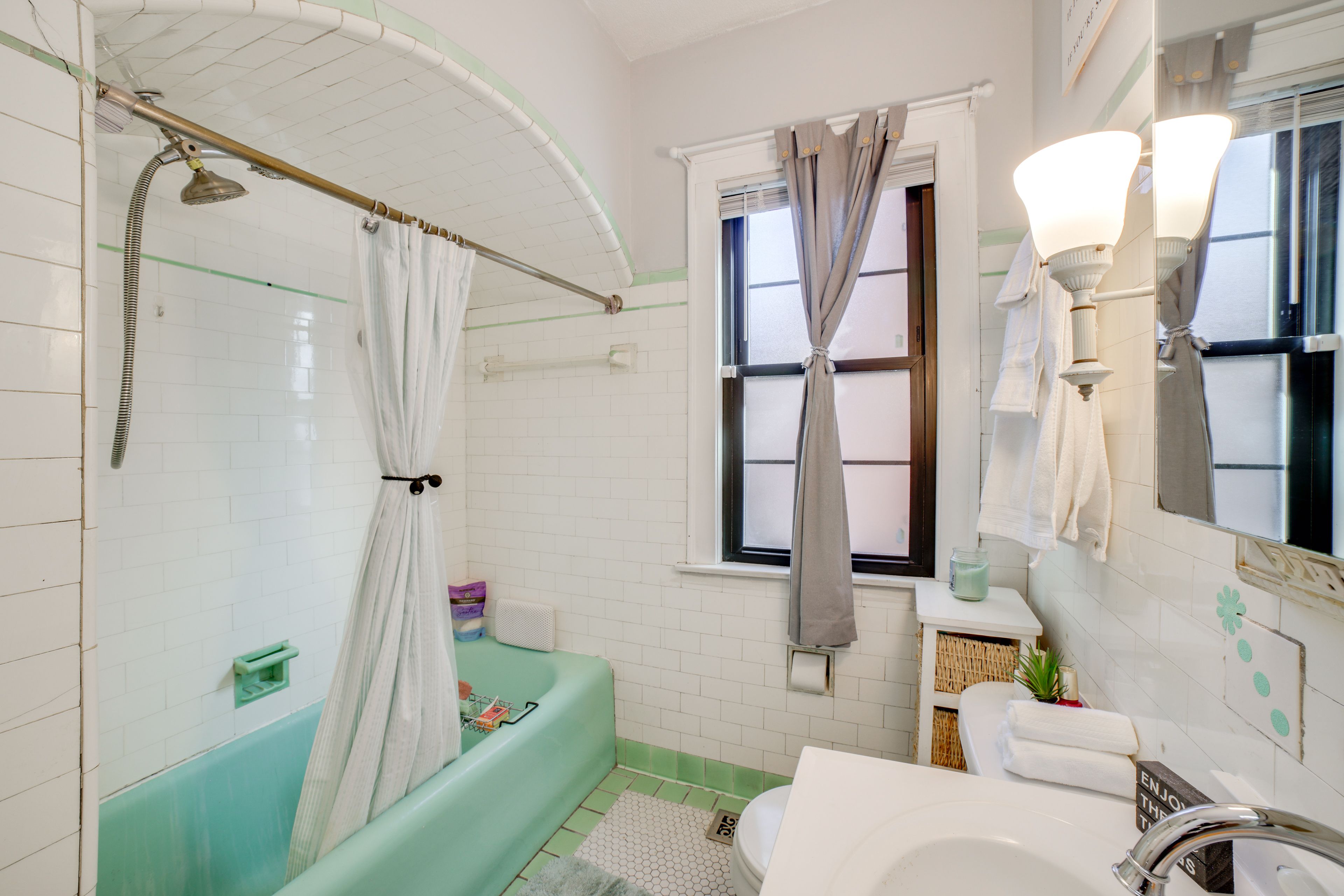 Full Bathroom | Complimentary Toiletries | Towels Provided