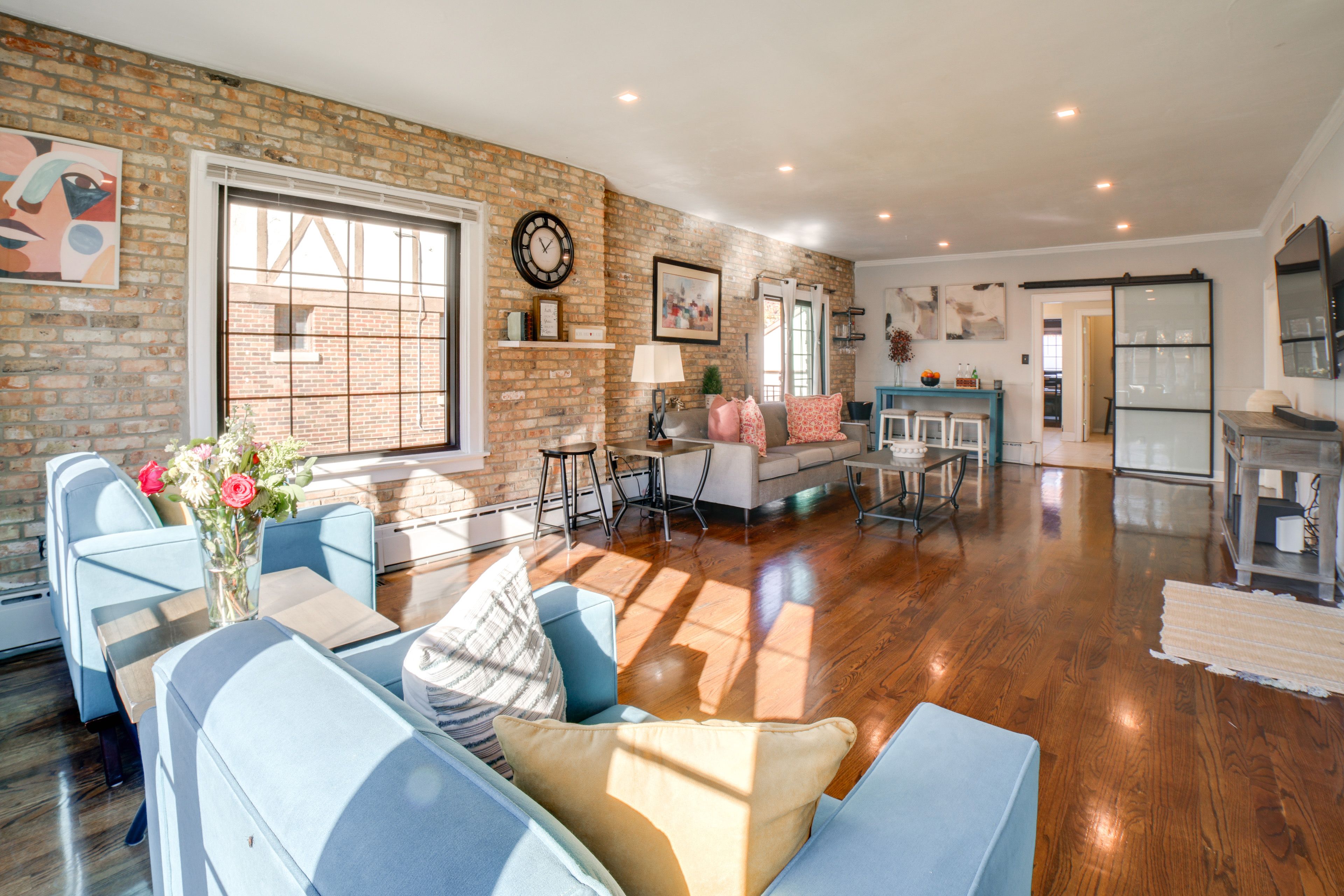 Living Room | Flat-Screen TV | Fireplace | Central Heating & A/C | Free WiFi