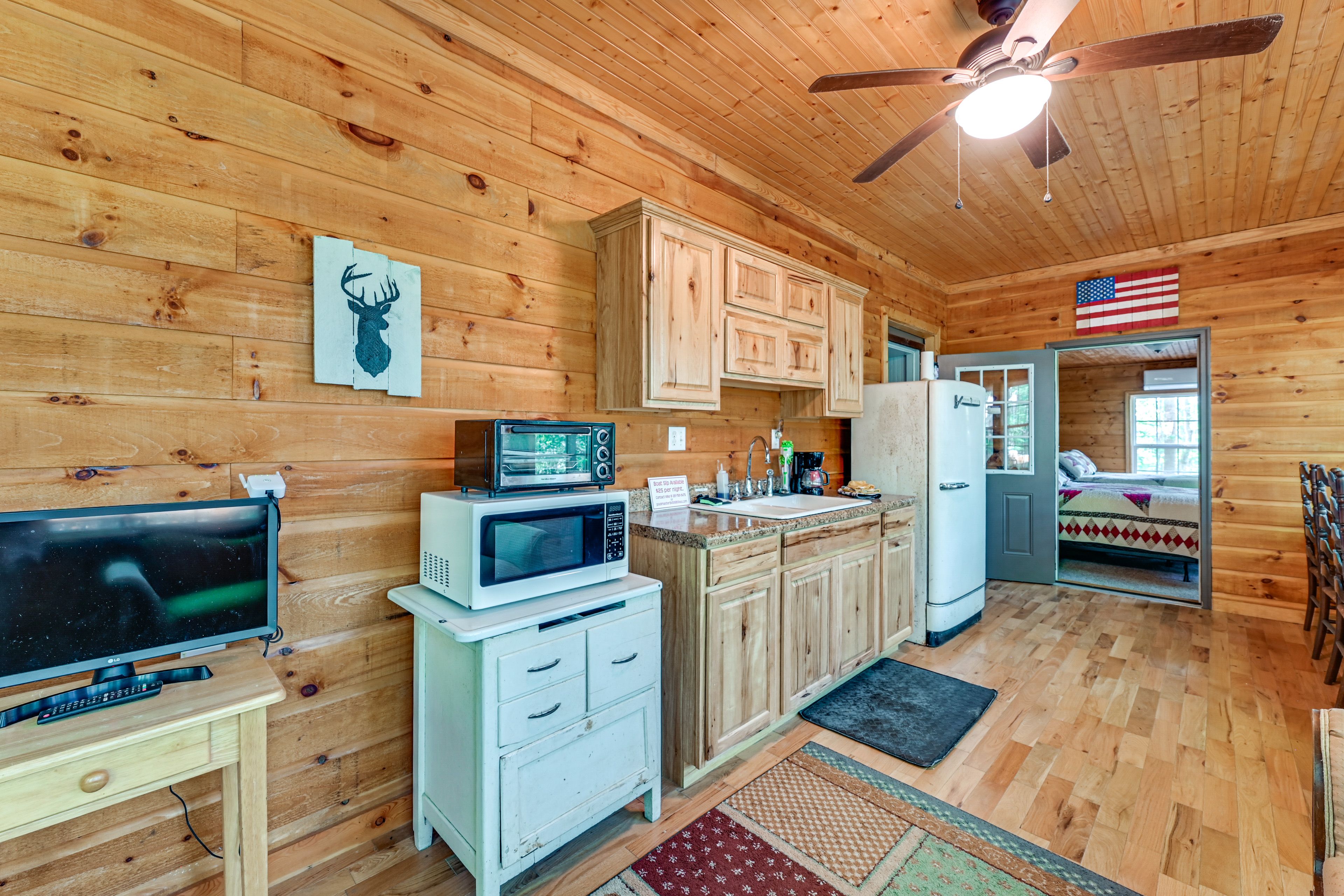 Kitchenette | Smart TV | Central Air Conditioning/Heat