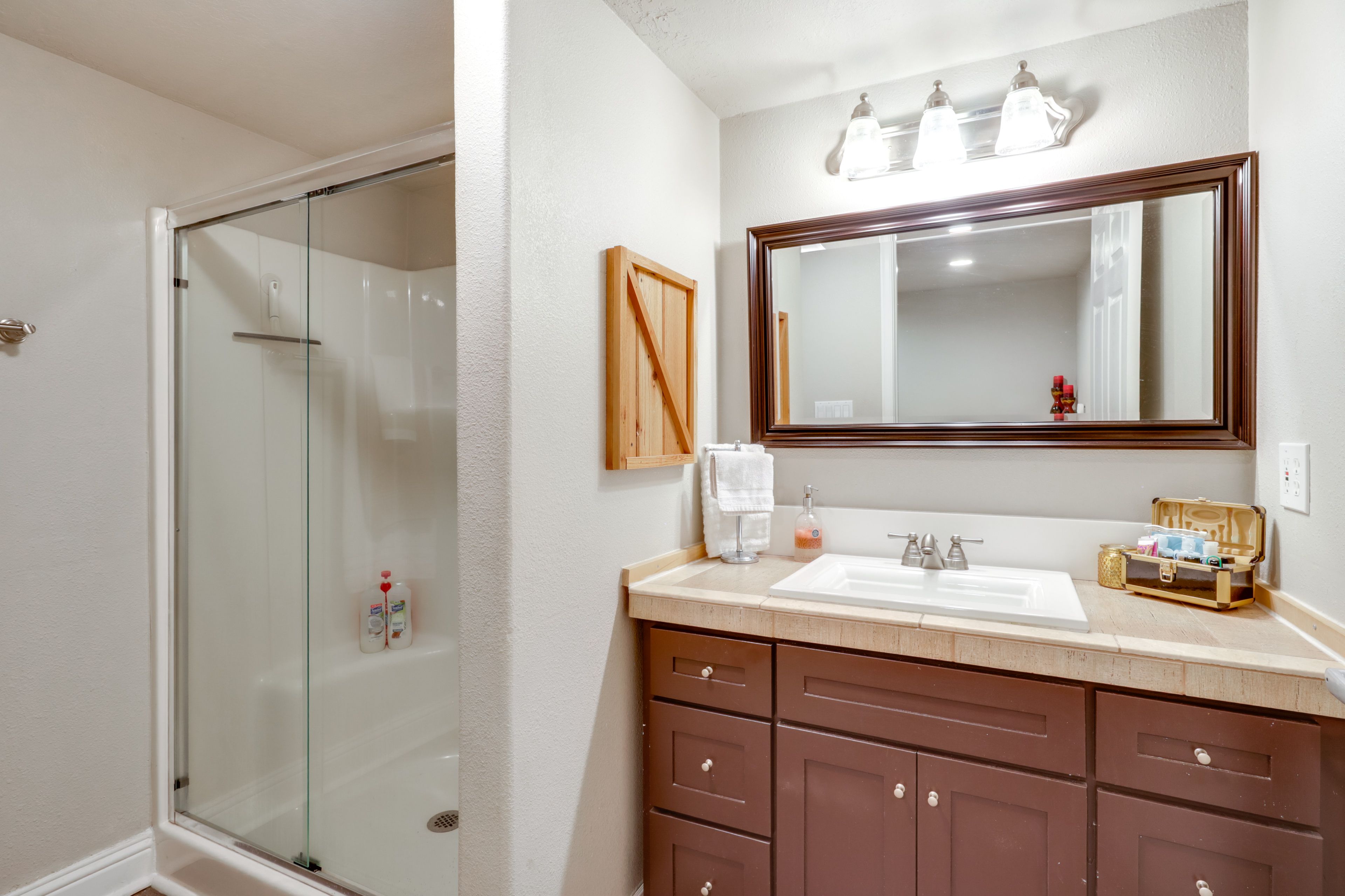 Full Bathroom | Towels Provided