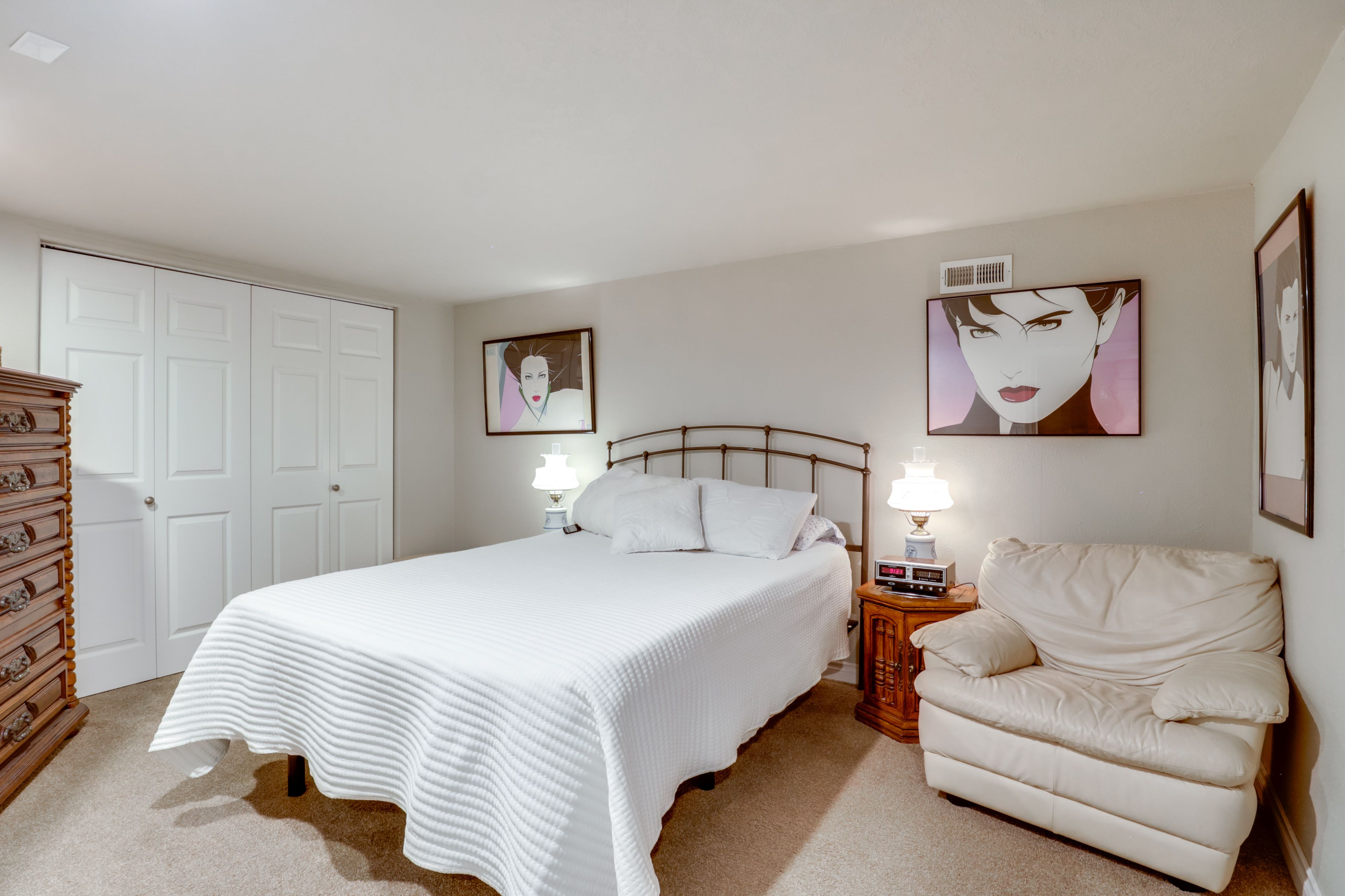 Bedroom | Queen Bed | Linens Provided