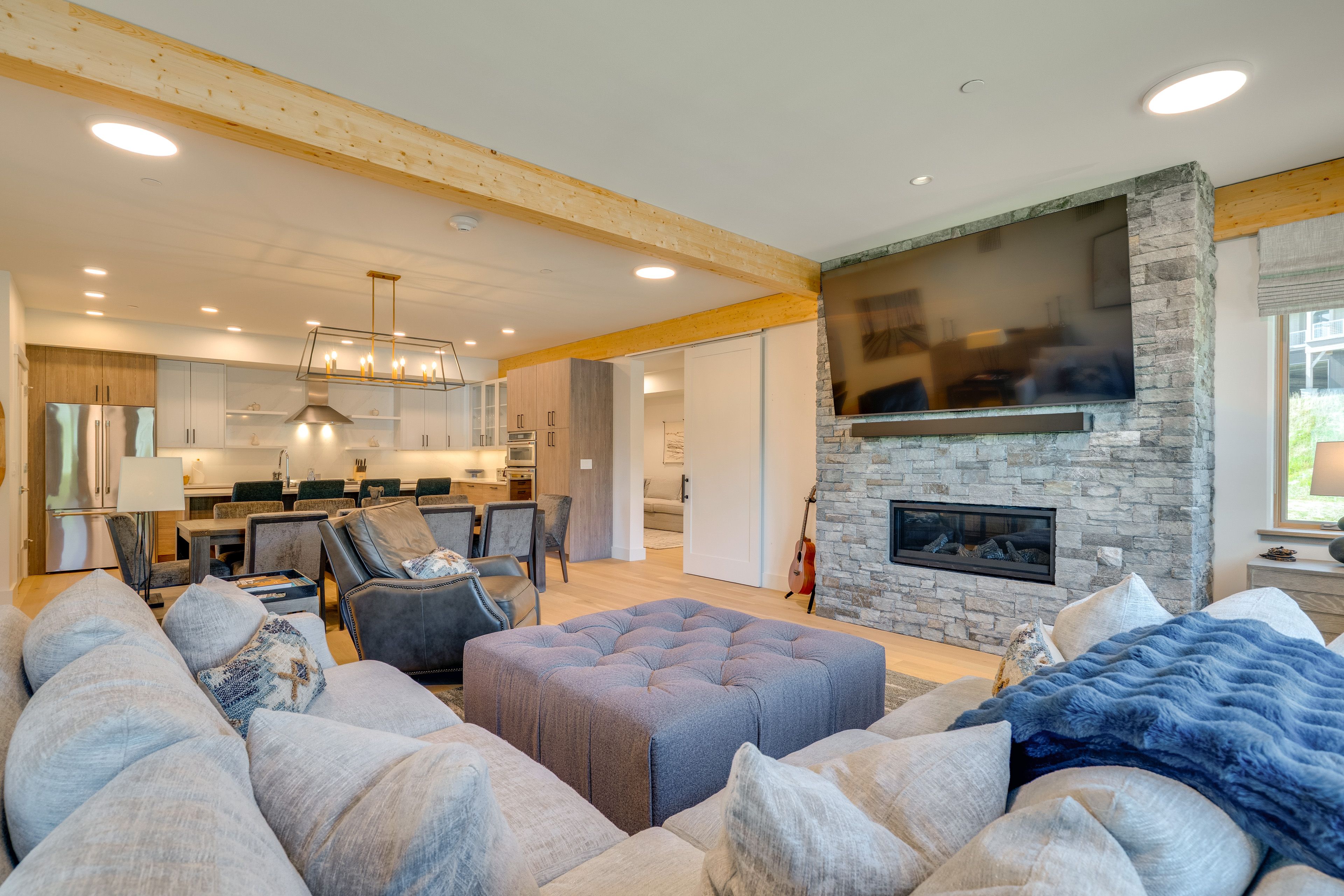 Living Room | Free WiFi | Smart TV | Central A/C | Fireplace