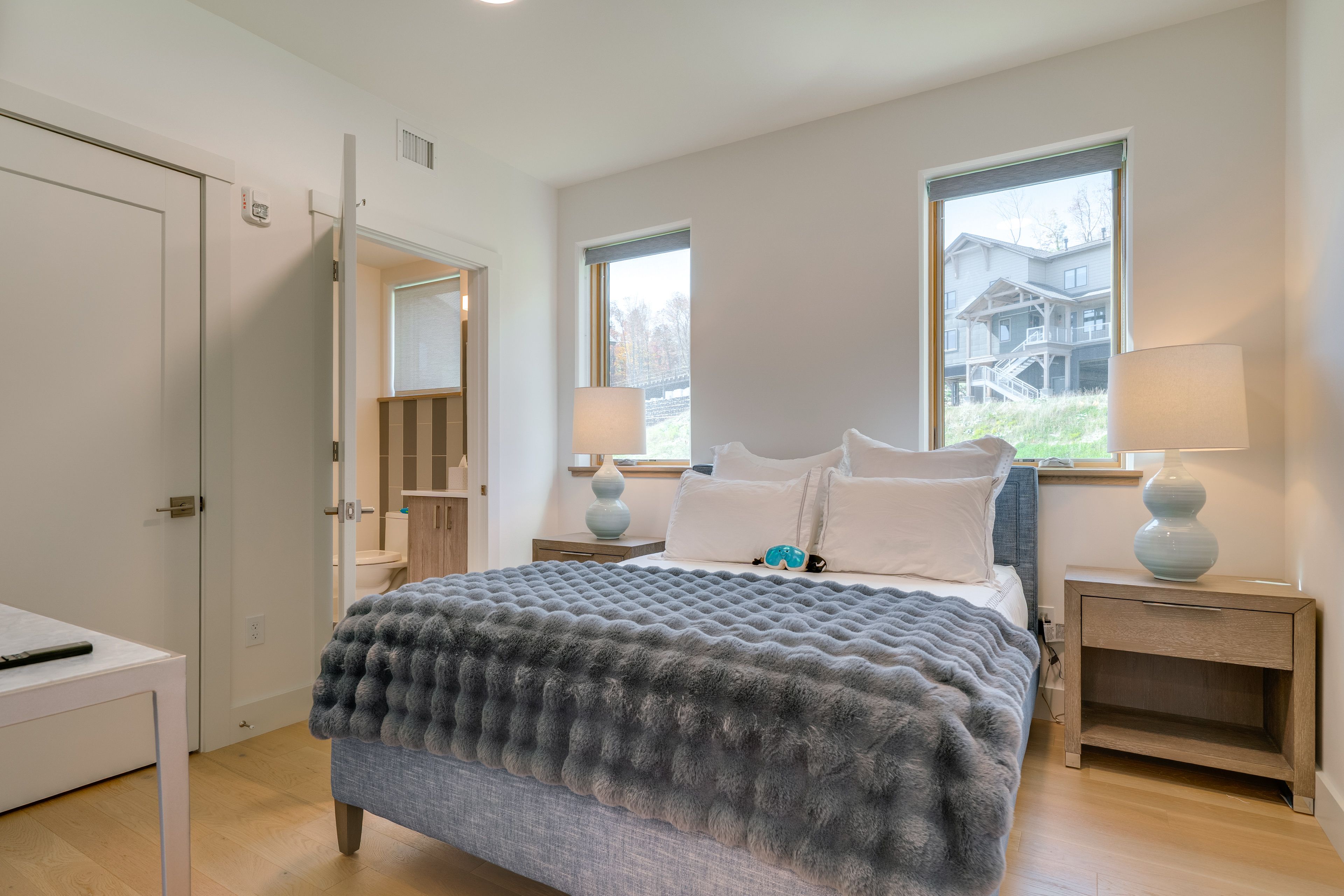 Bedroom 2 | Queen Bed