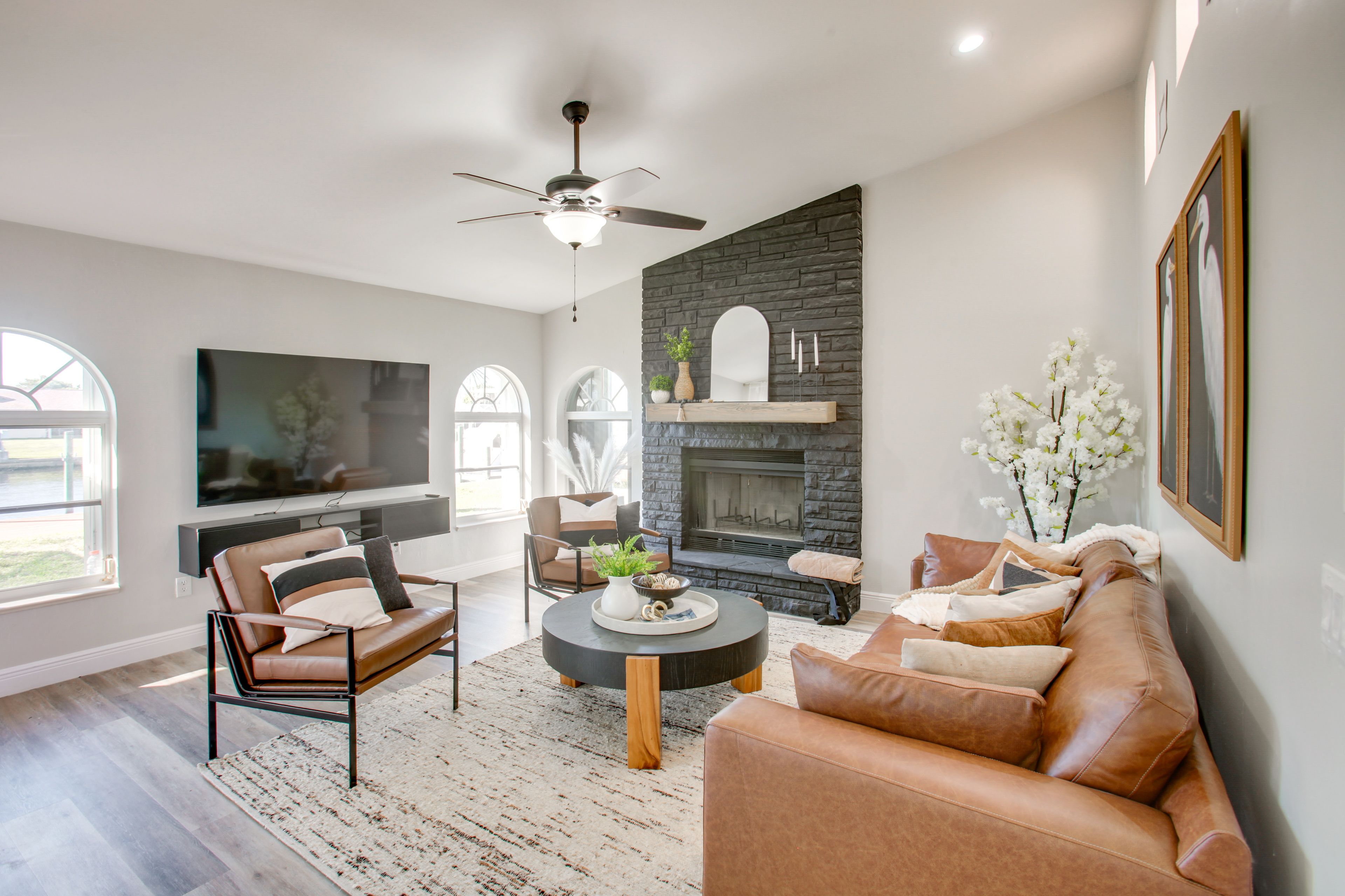 Living Room | Flat-Screen TV | Central Heating & A/C | Free WiFi