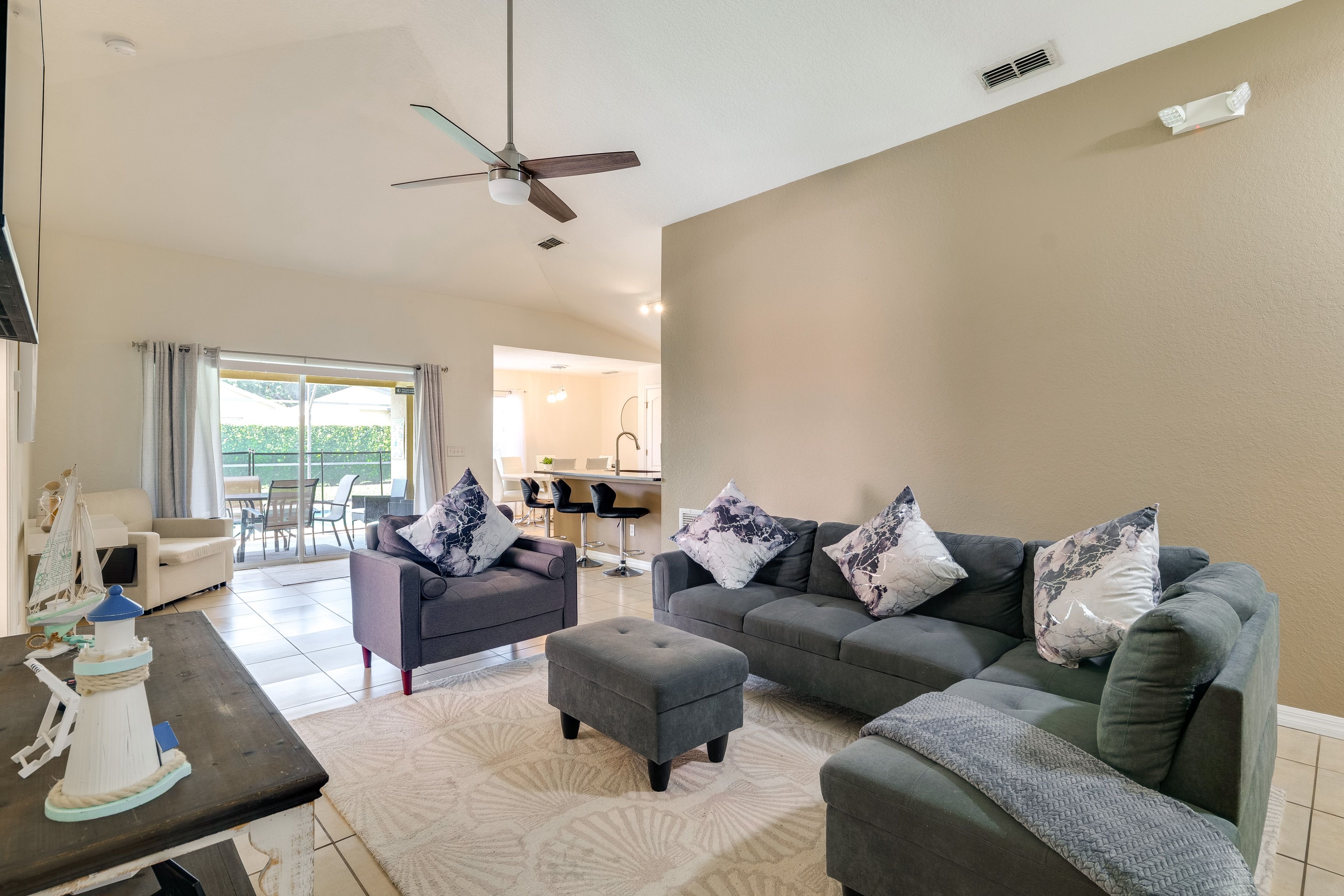 Living Room | Free WiFi | Smart TV | Central A/C