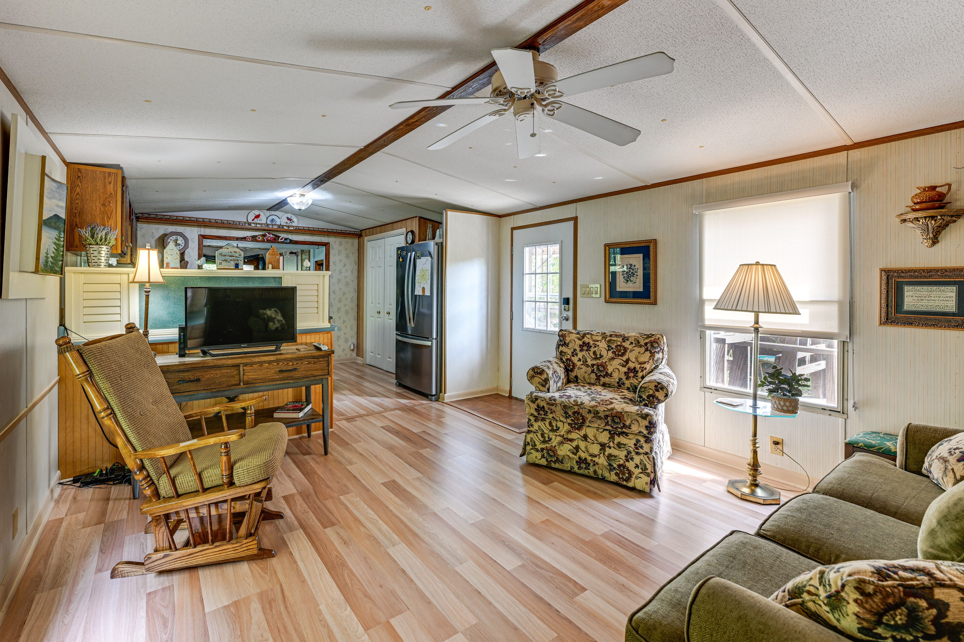Living Room | Flat-Screen TV | Central Heating & A/C | Free WiFi