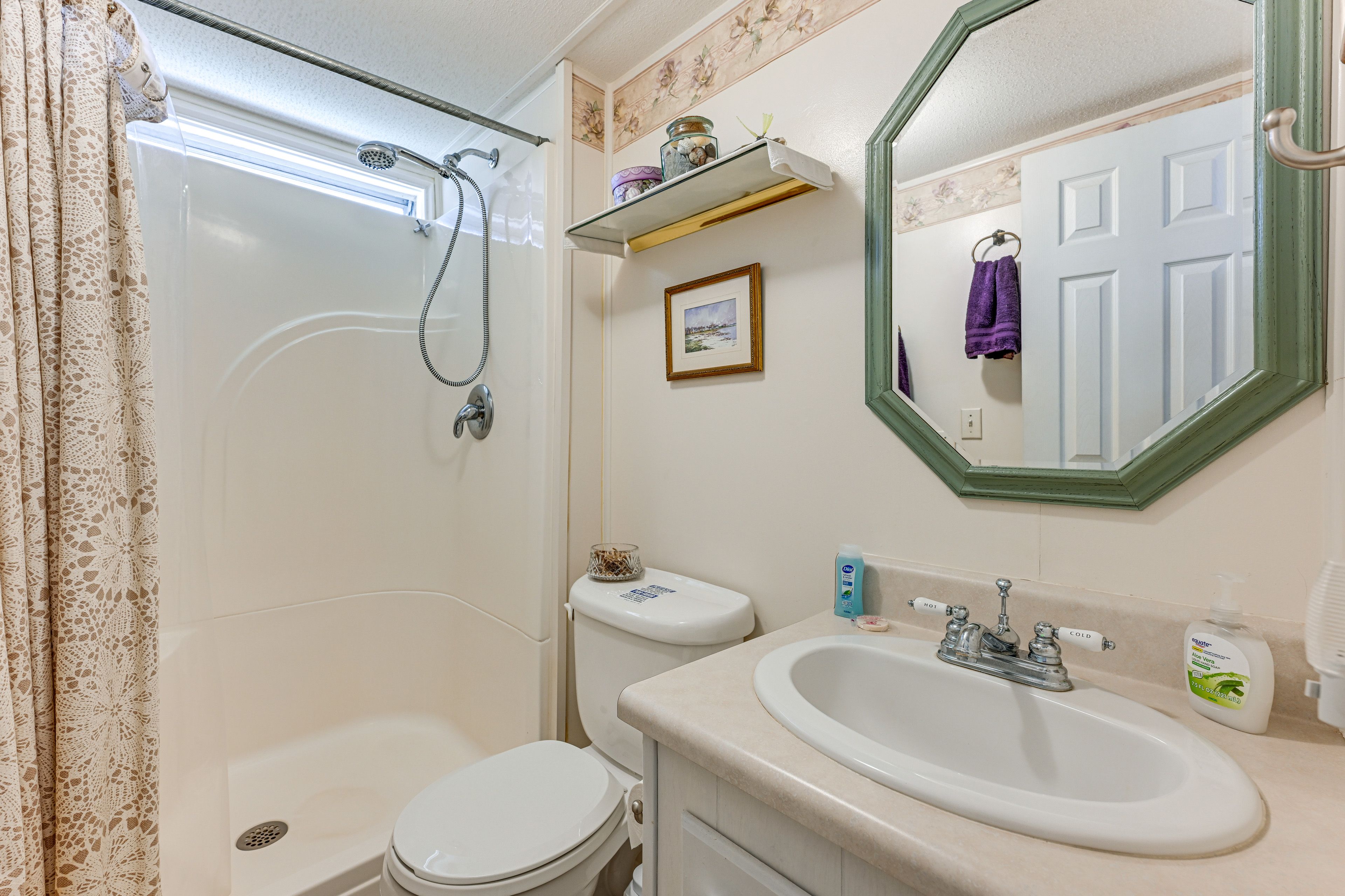 Full Bathroom | Complimentary Toiletries | Towels Provided