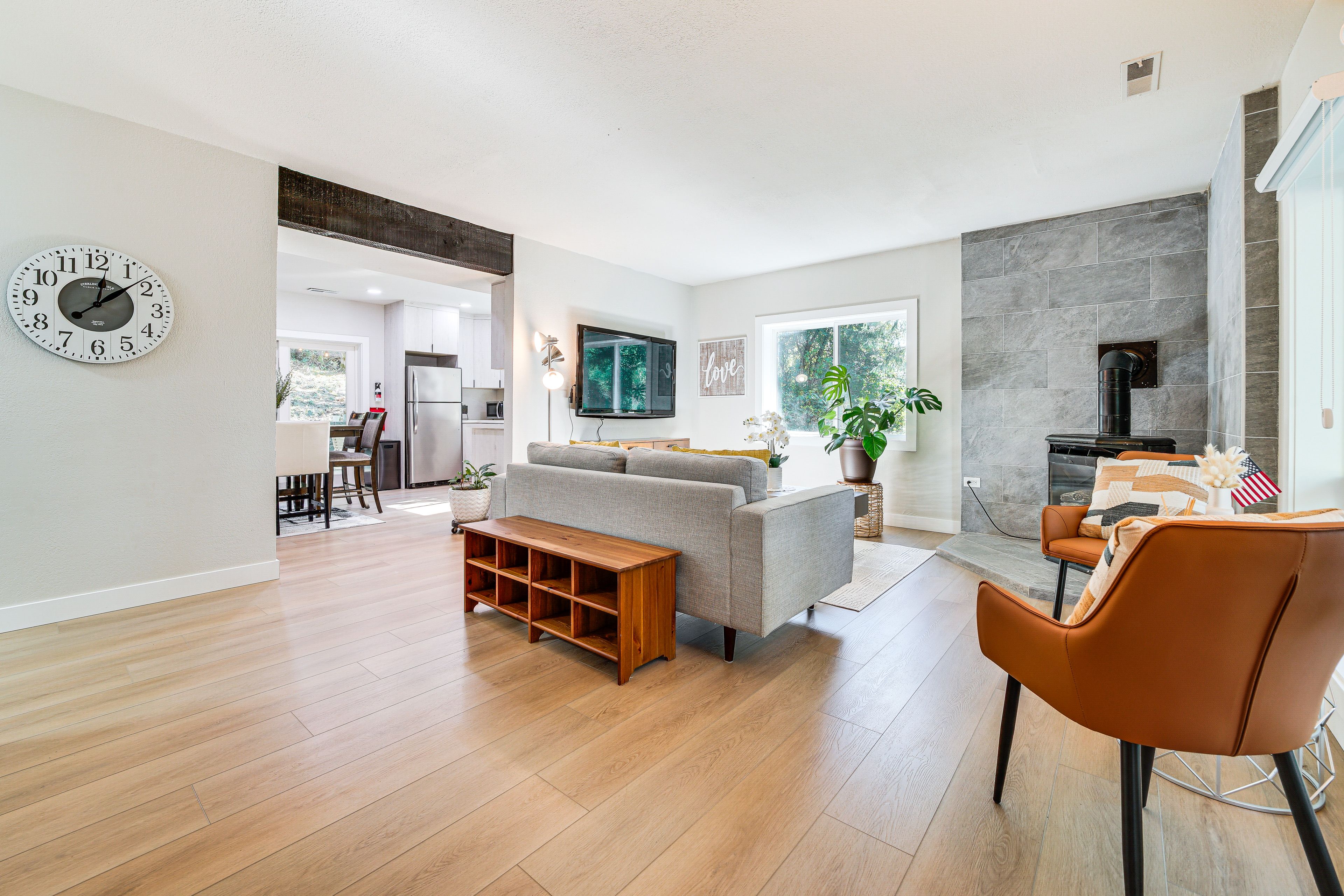 Living Room | Smart TV w/ Netflix