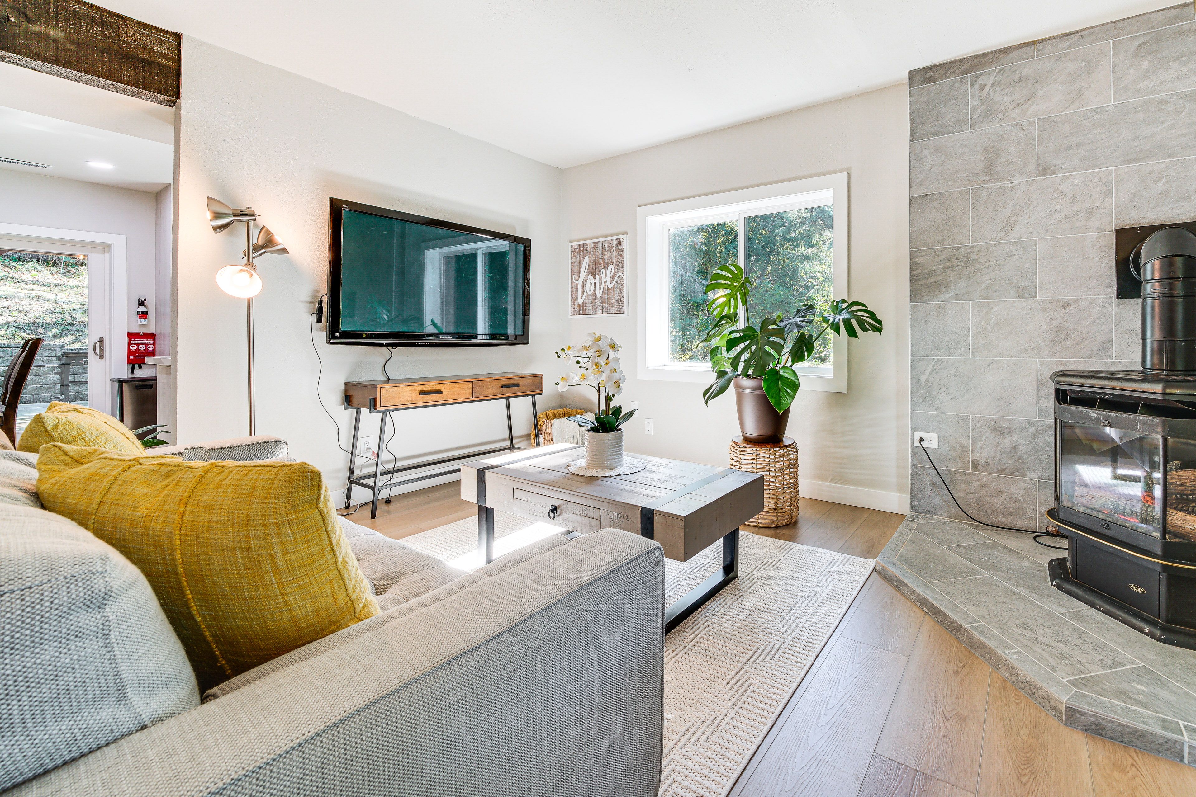 Newcastle Vacation Rental | 2BR | 1BA | 1,100 Sq Ft | 1 Step Required