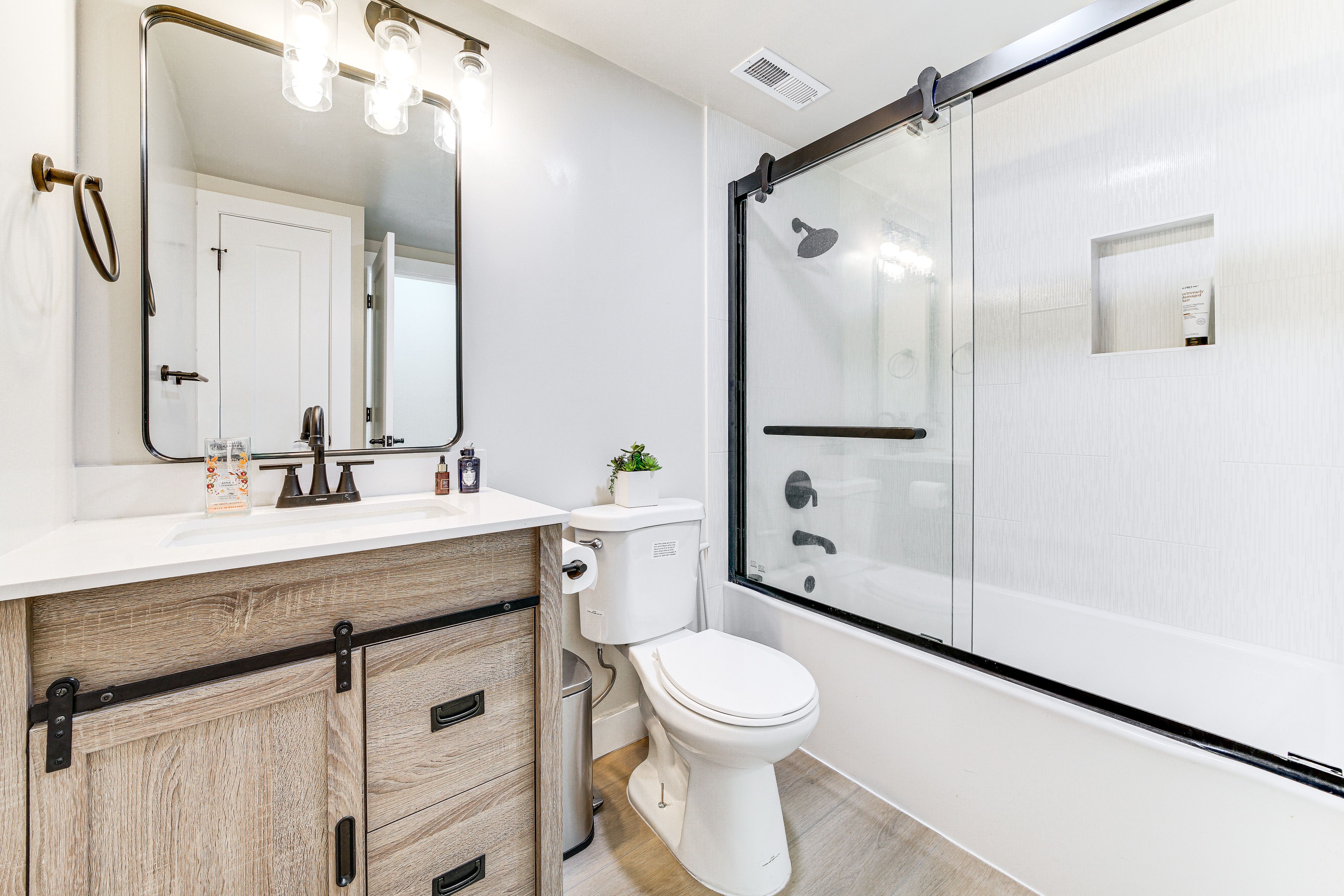 Bathroom | Towels Provided | Complimentary Toiletries | Hair Dryer