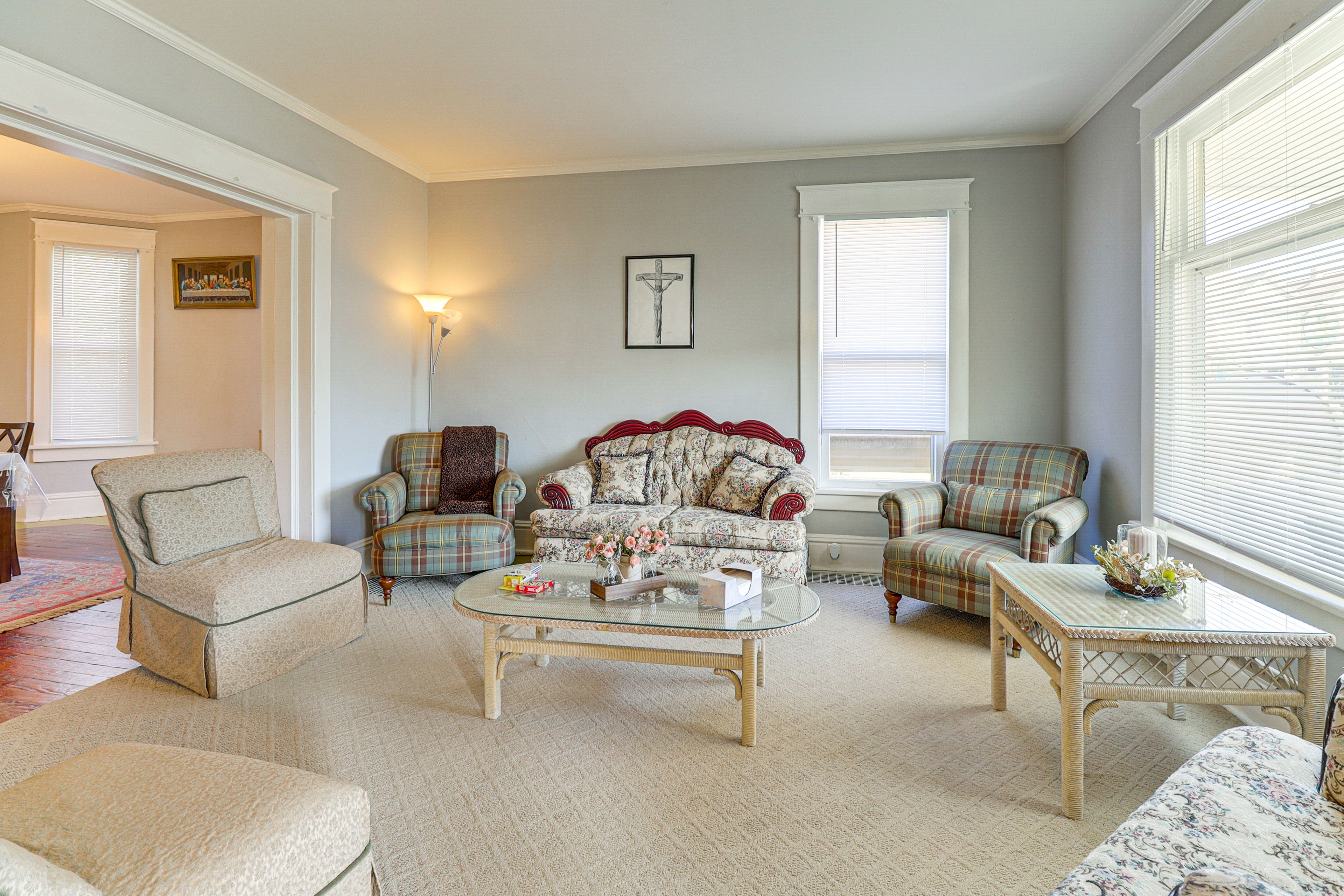 Living Room | 1st Floor | Flat-Screen TV | Central Heating & A/C | Free WiFi