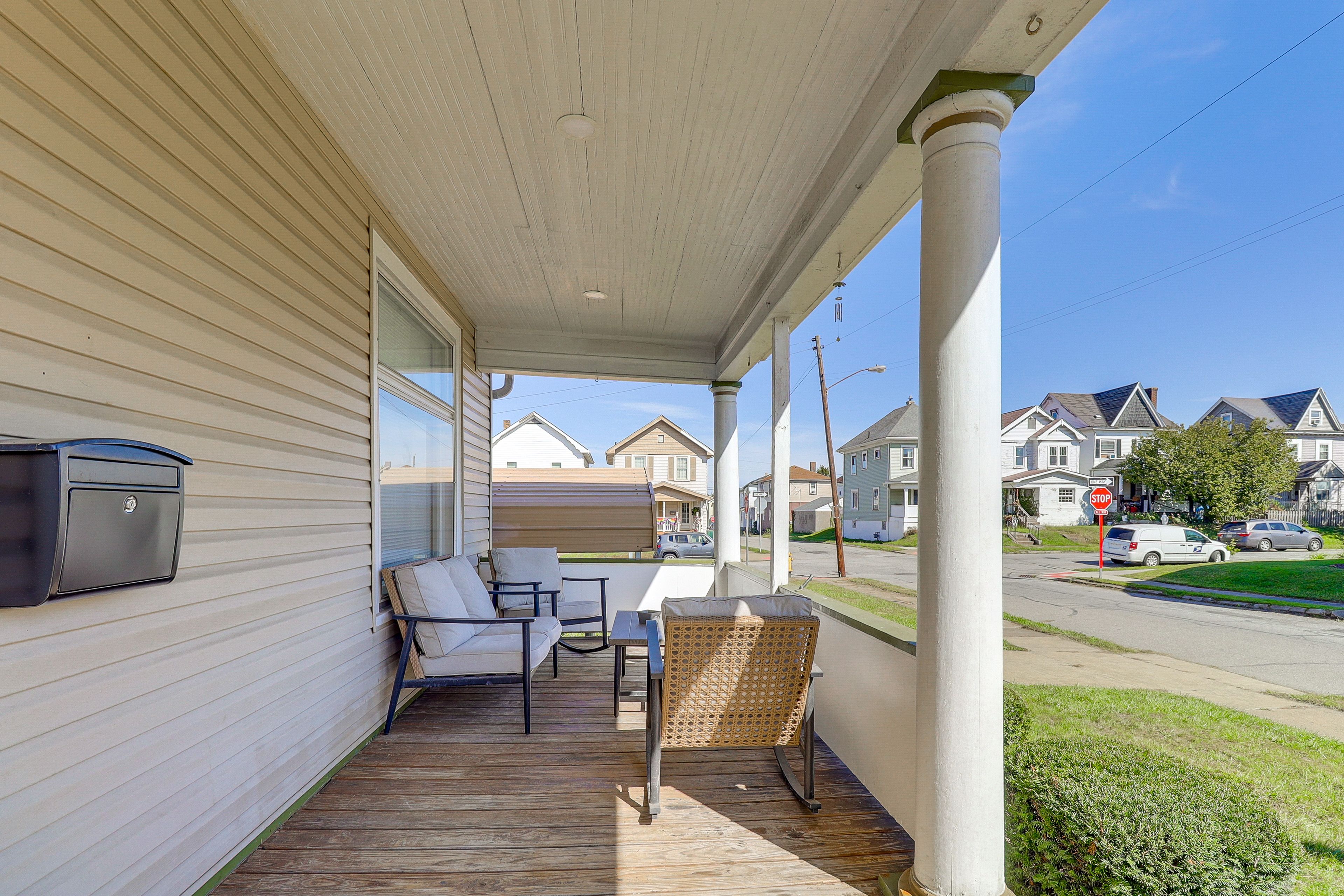 Covered Porch w/ Seating