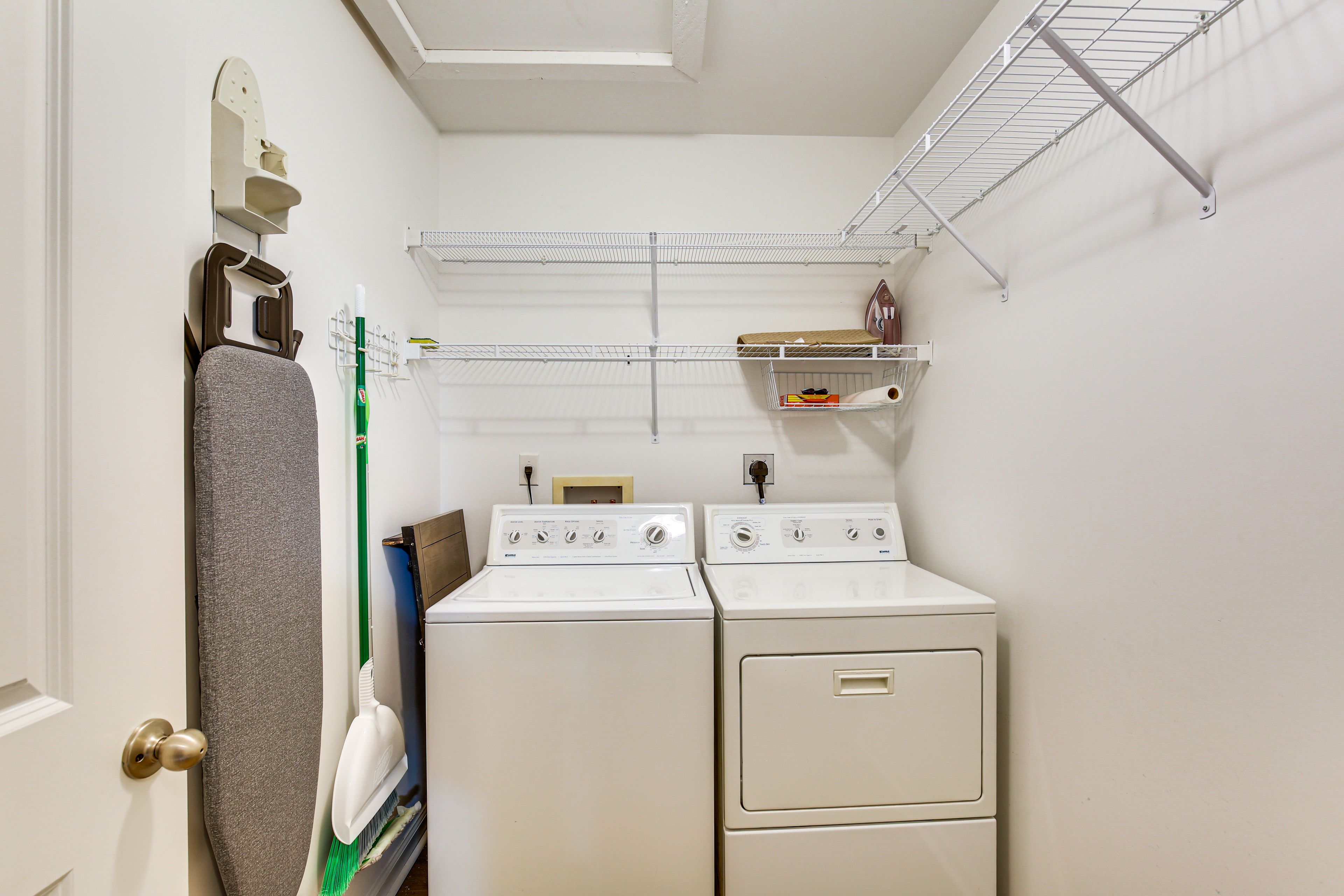Laundry Room | Washer/Dryer | Iron/Board