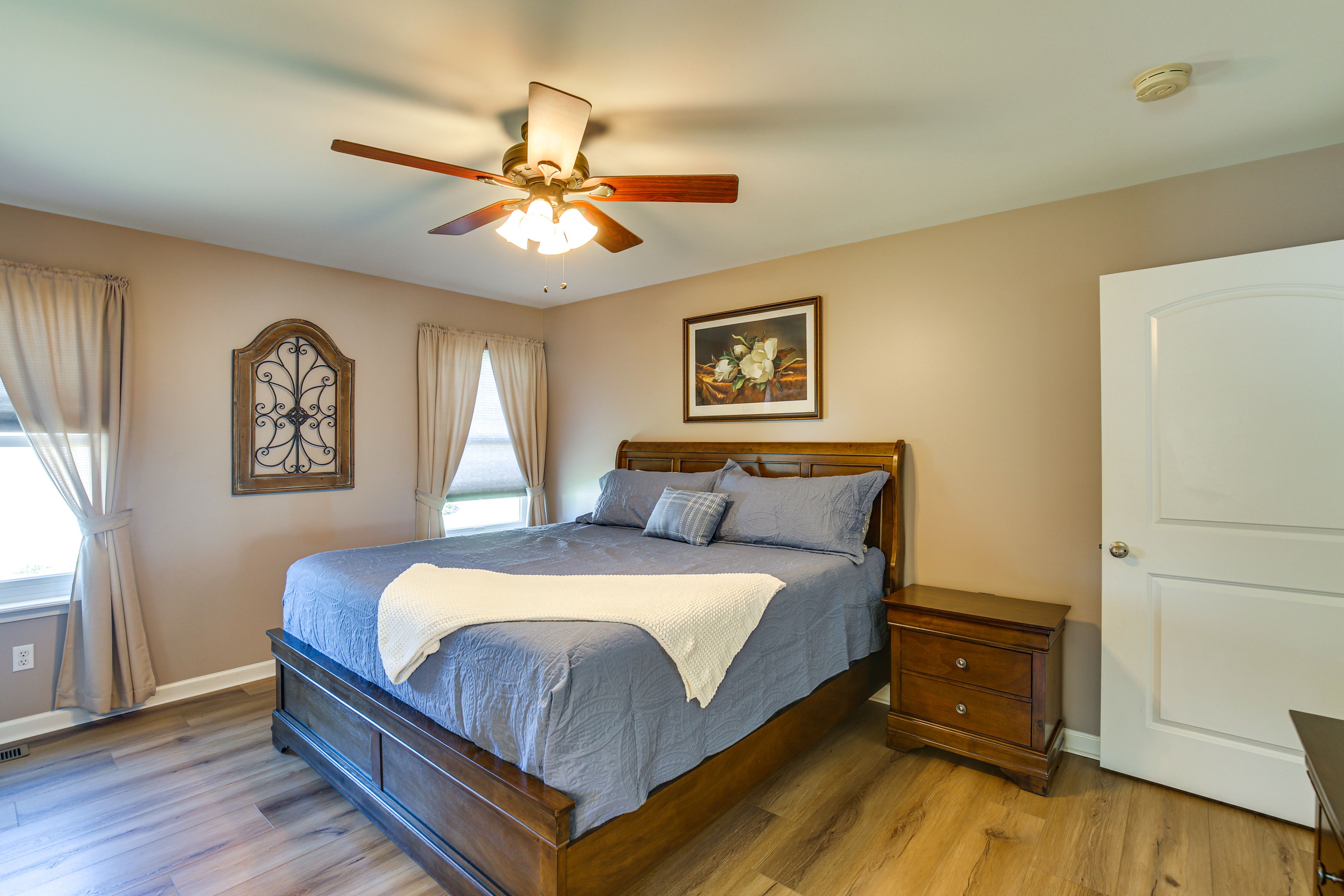 Bedroom 1 | 1st Floor | King Bed | Smart TV