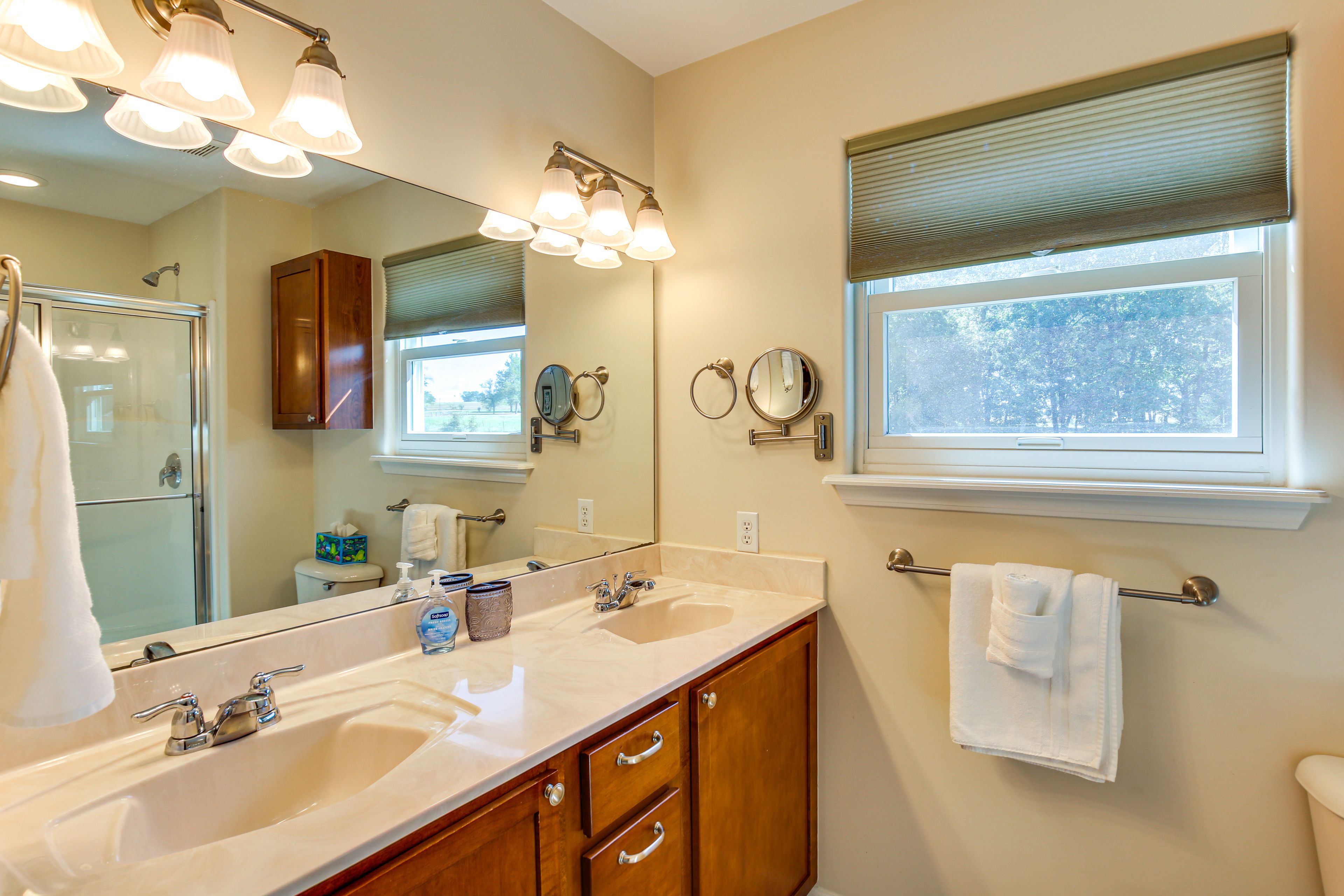 Full Bathroom | 1st Floor | Towels Provided