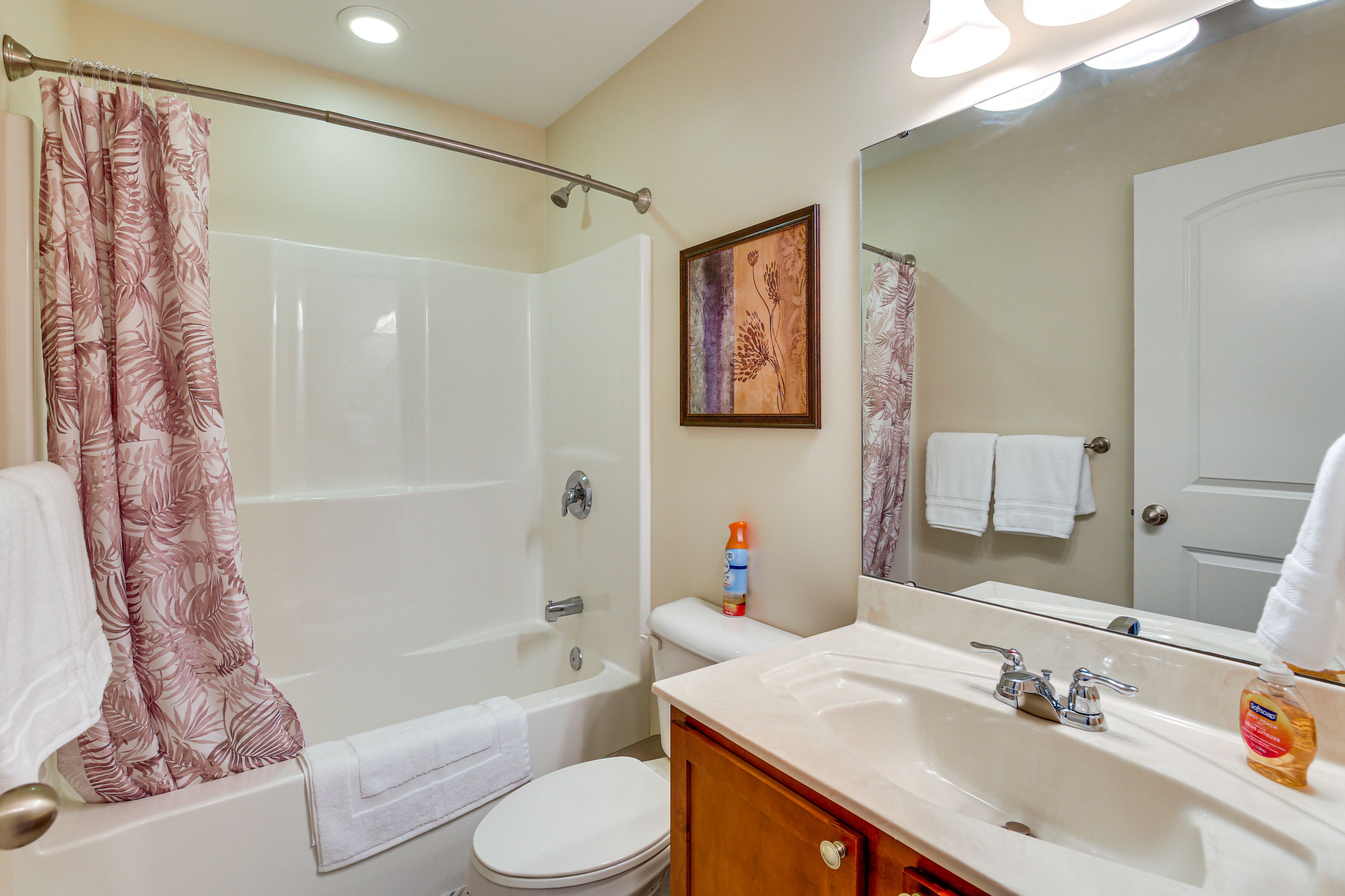 Full Bathroom | 1st Floor | Complimentary Toiletries