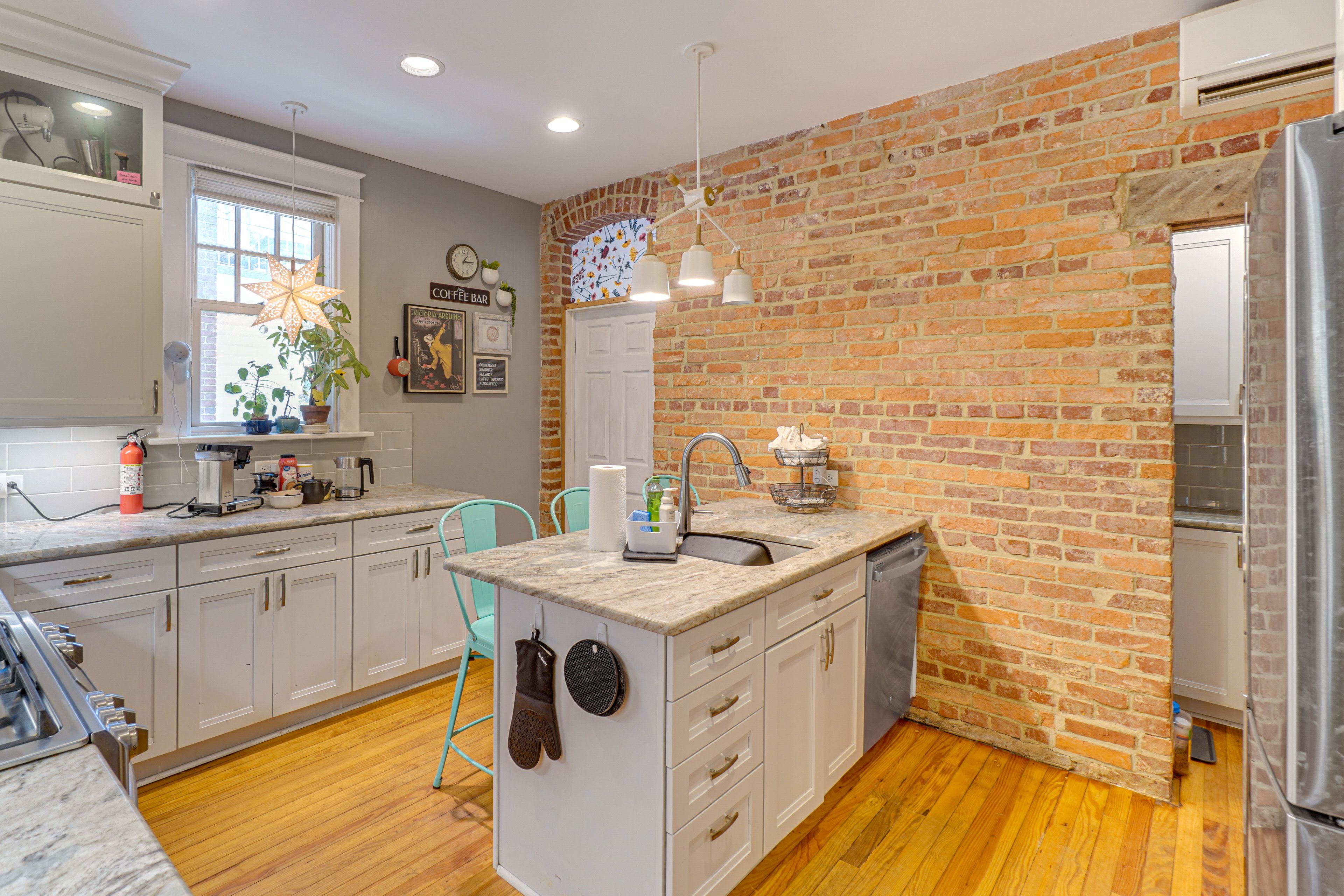 Kitchen | Main Level | Cooking Basics | Breakfast Bar