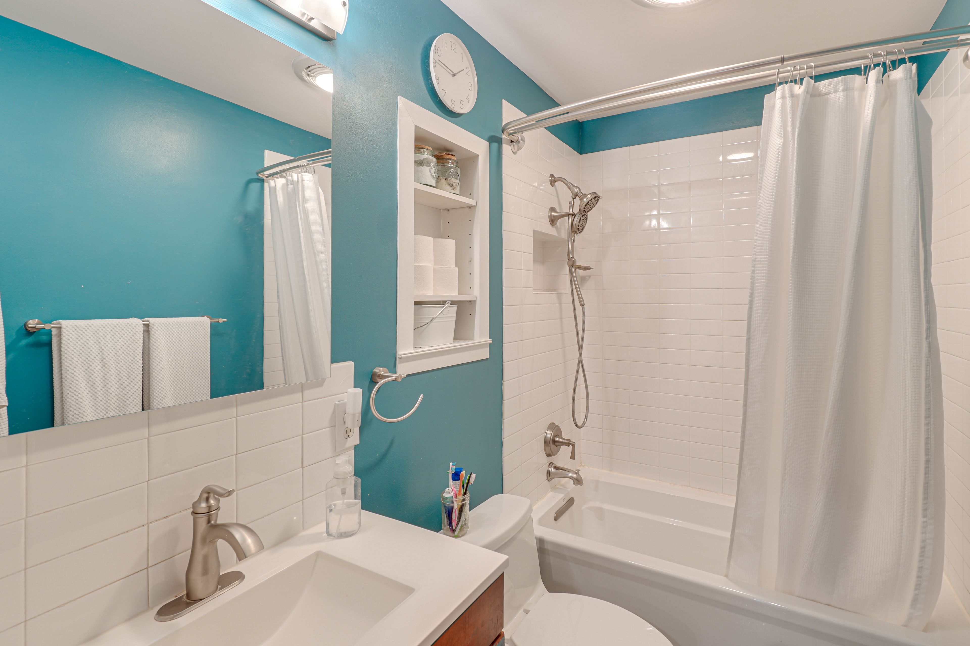 Full Bathroom | Upper Level | Complimentary Toiletries | Towels Provided