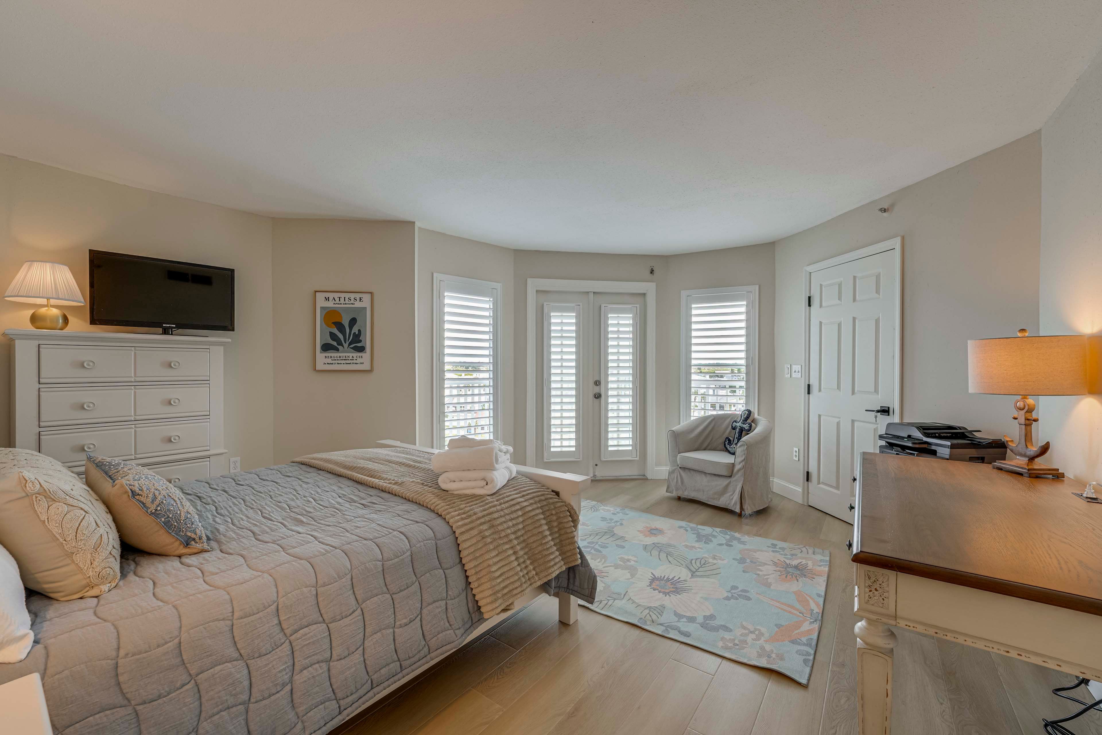 Bedroom 2 | Queen Bed | Twin Cot | Desk