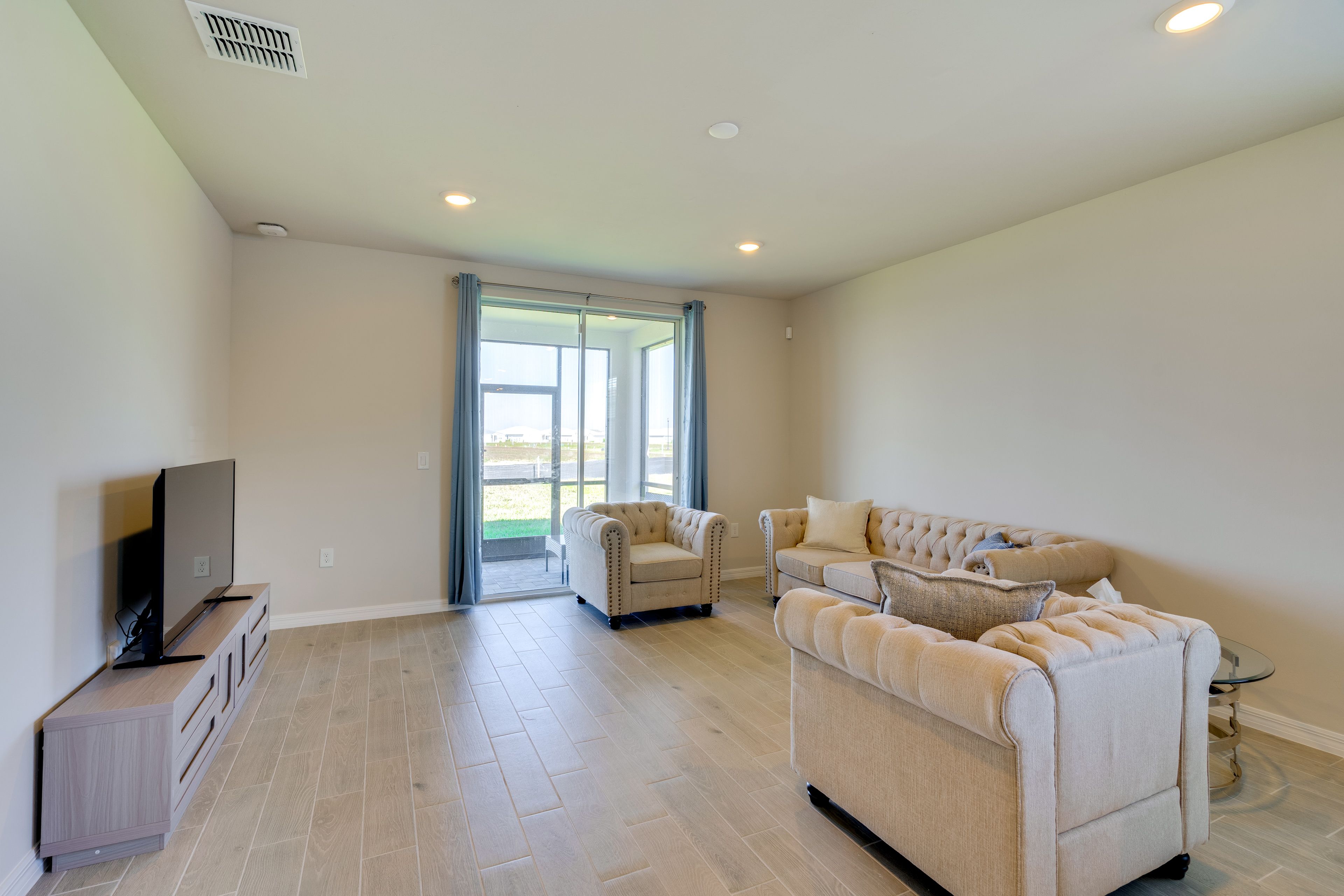 Living Room | Smart TV | Free WiFi