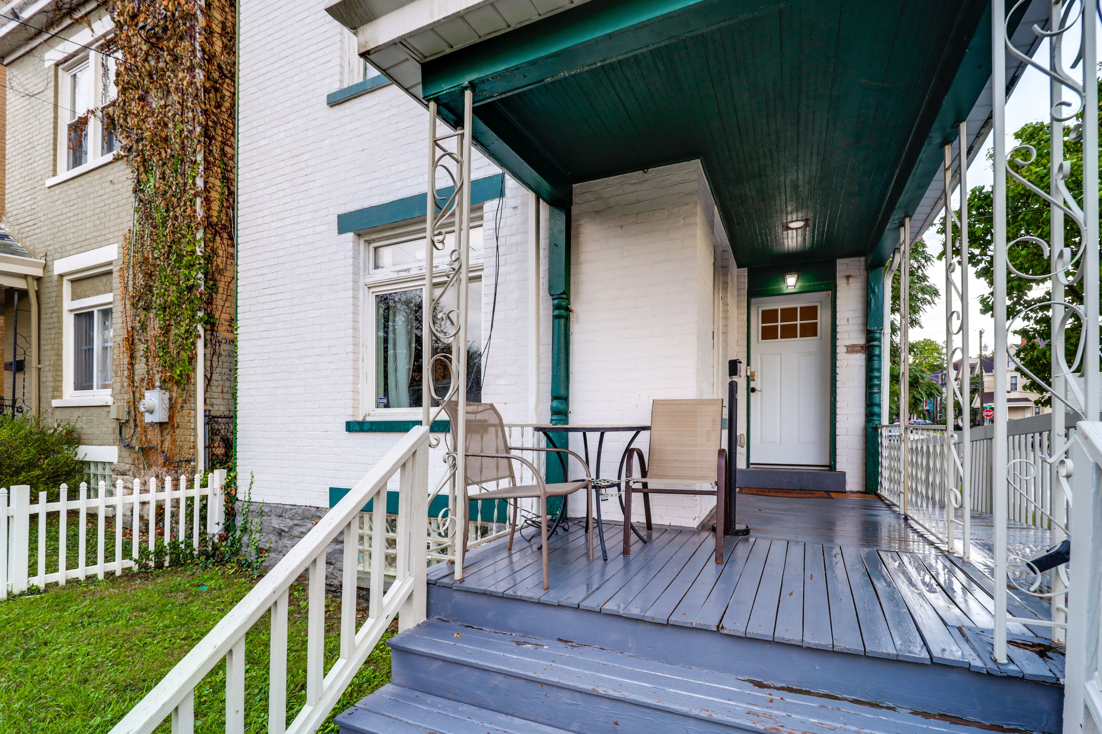 Covered Porch | Dining Area