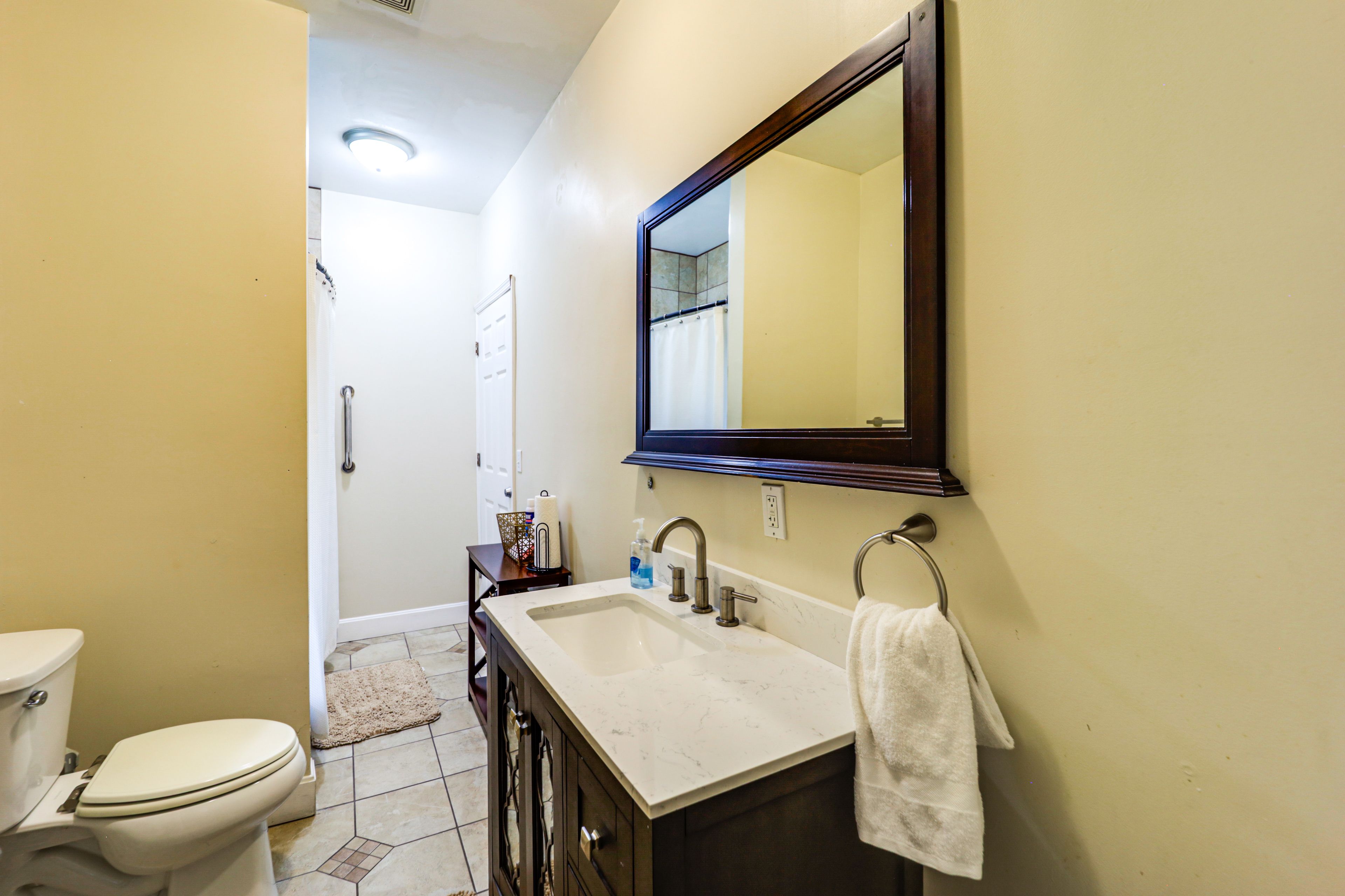 Full Bathroom | 2nd Floor | Towels Provided