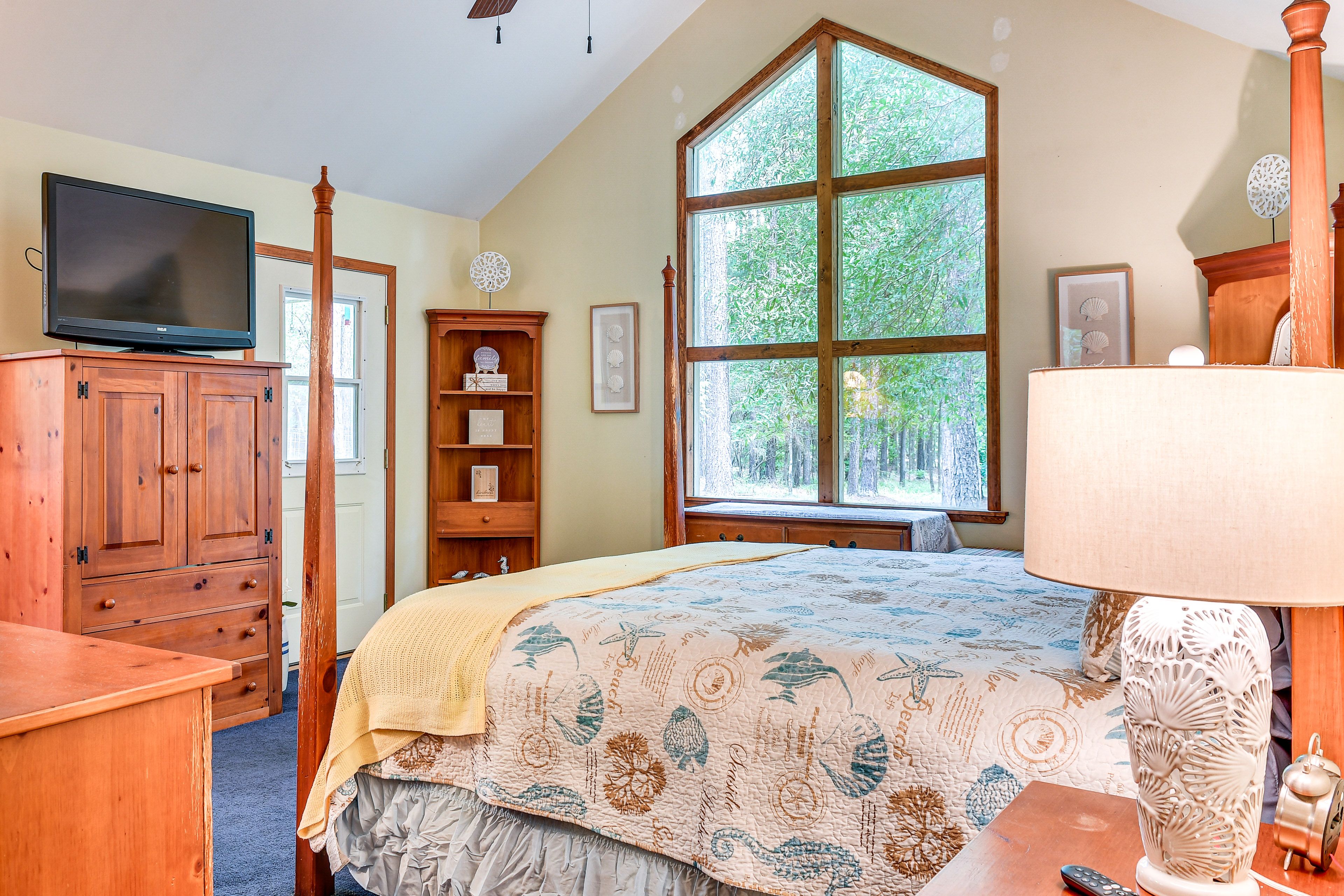 Bedroom 1 | King Bed | Smart TV | Cable