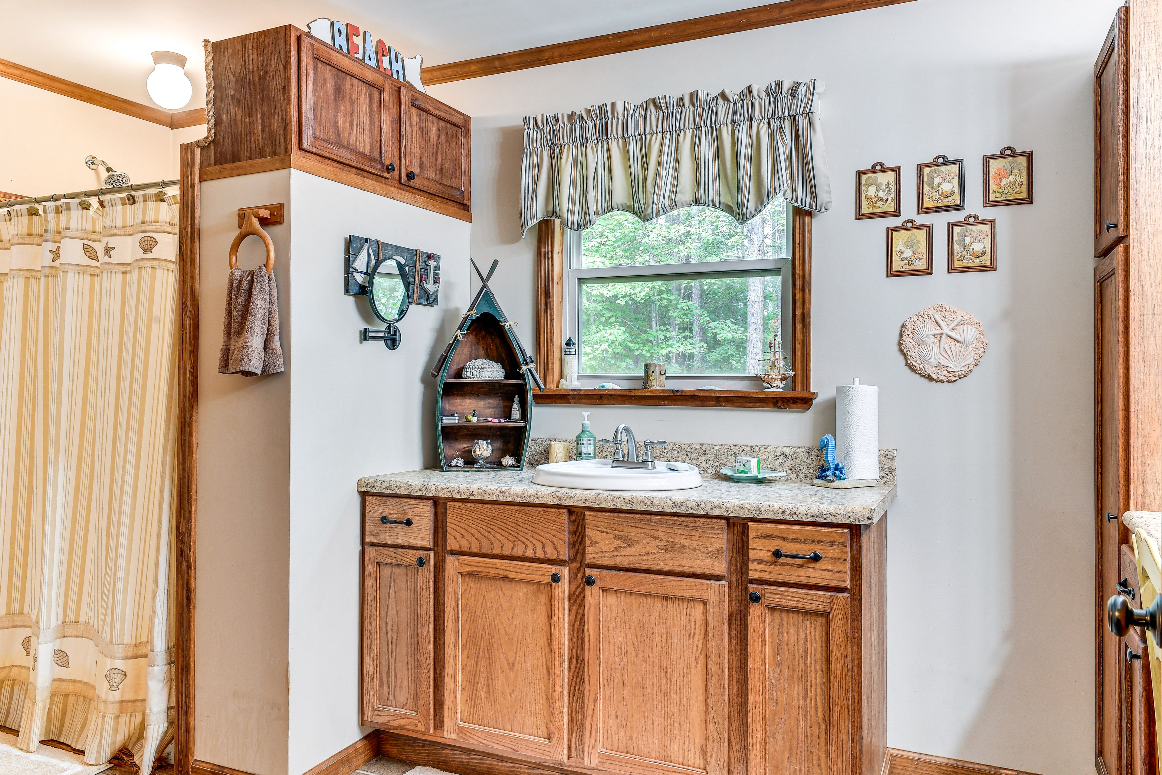 Full Bathroom | Linens & Towels | Vanity