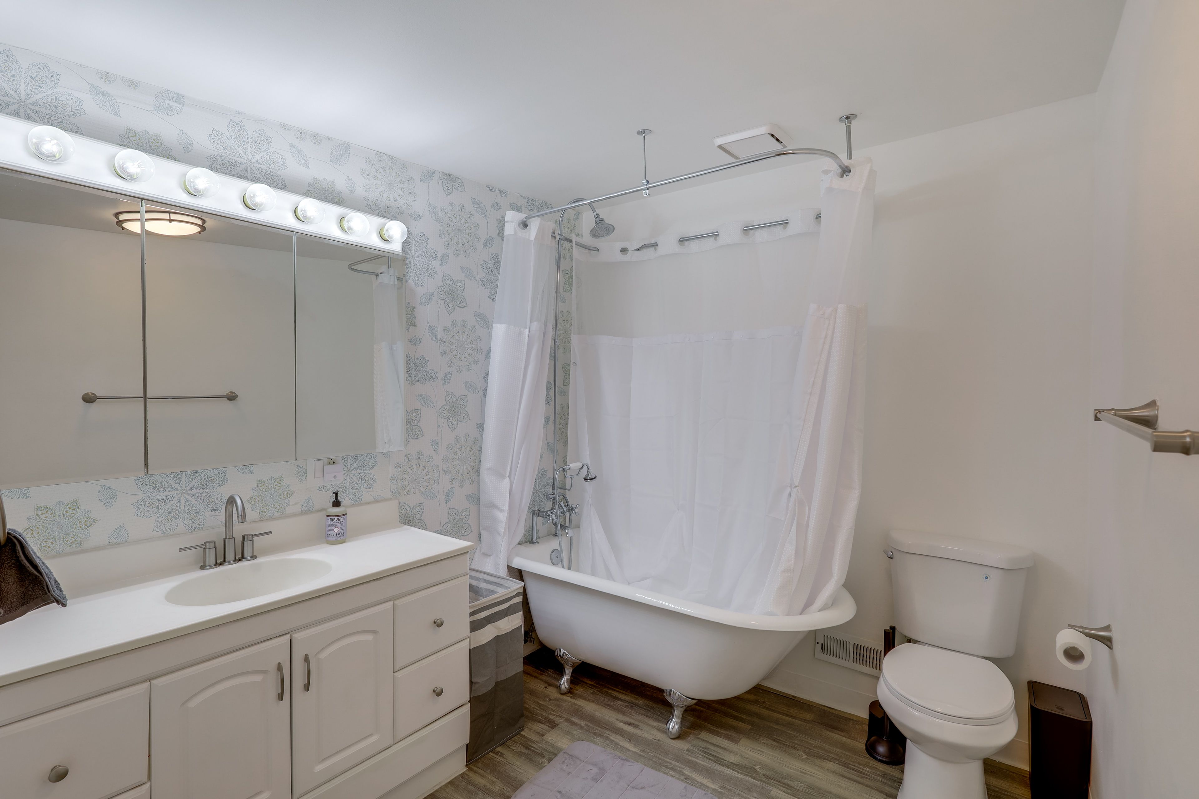 Full Bathroom | Towels Provided | Complimentary Toiletries