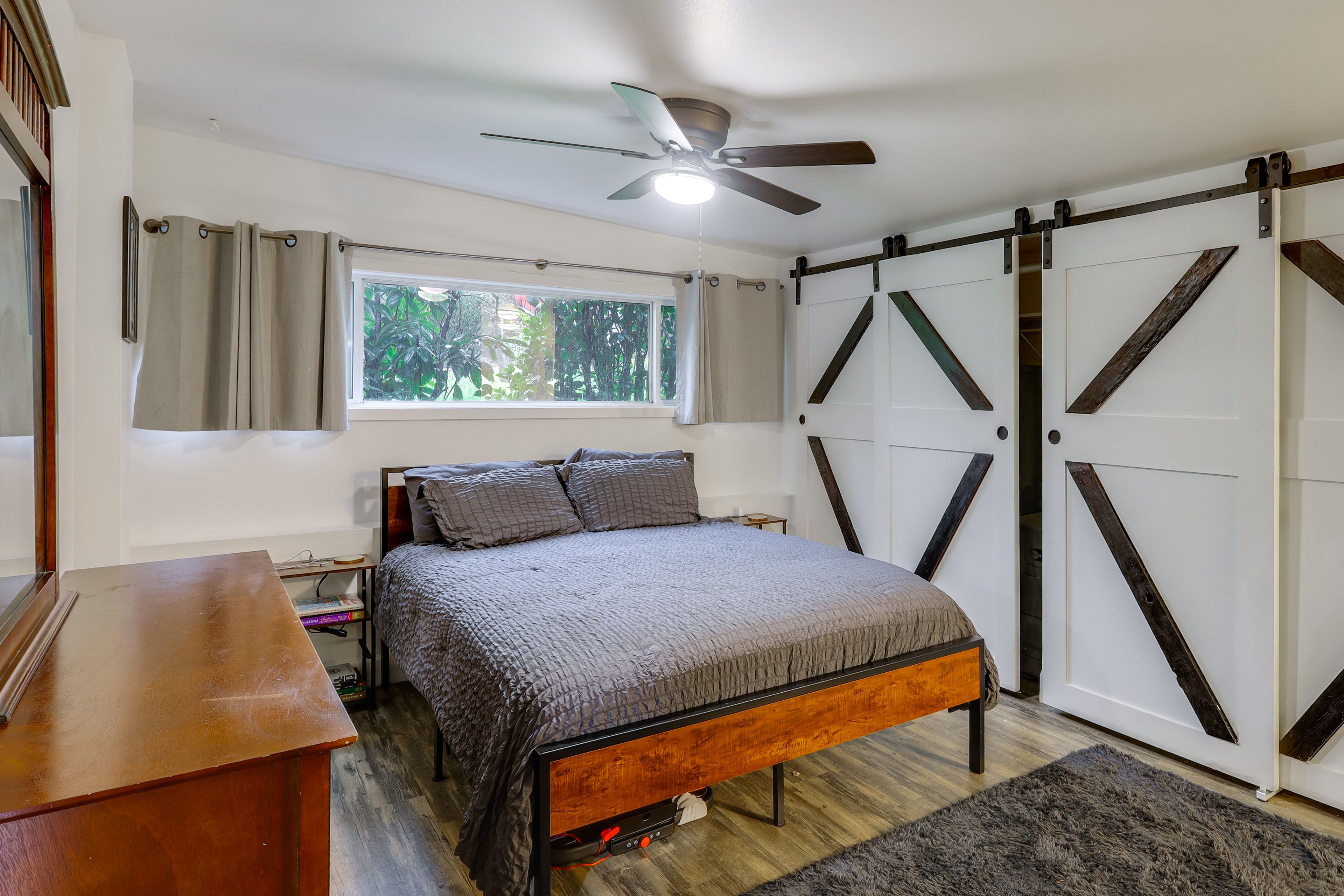 Bedroom | Queen Bed | Linens Provided