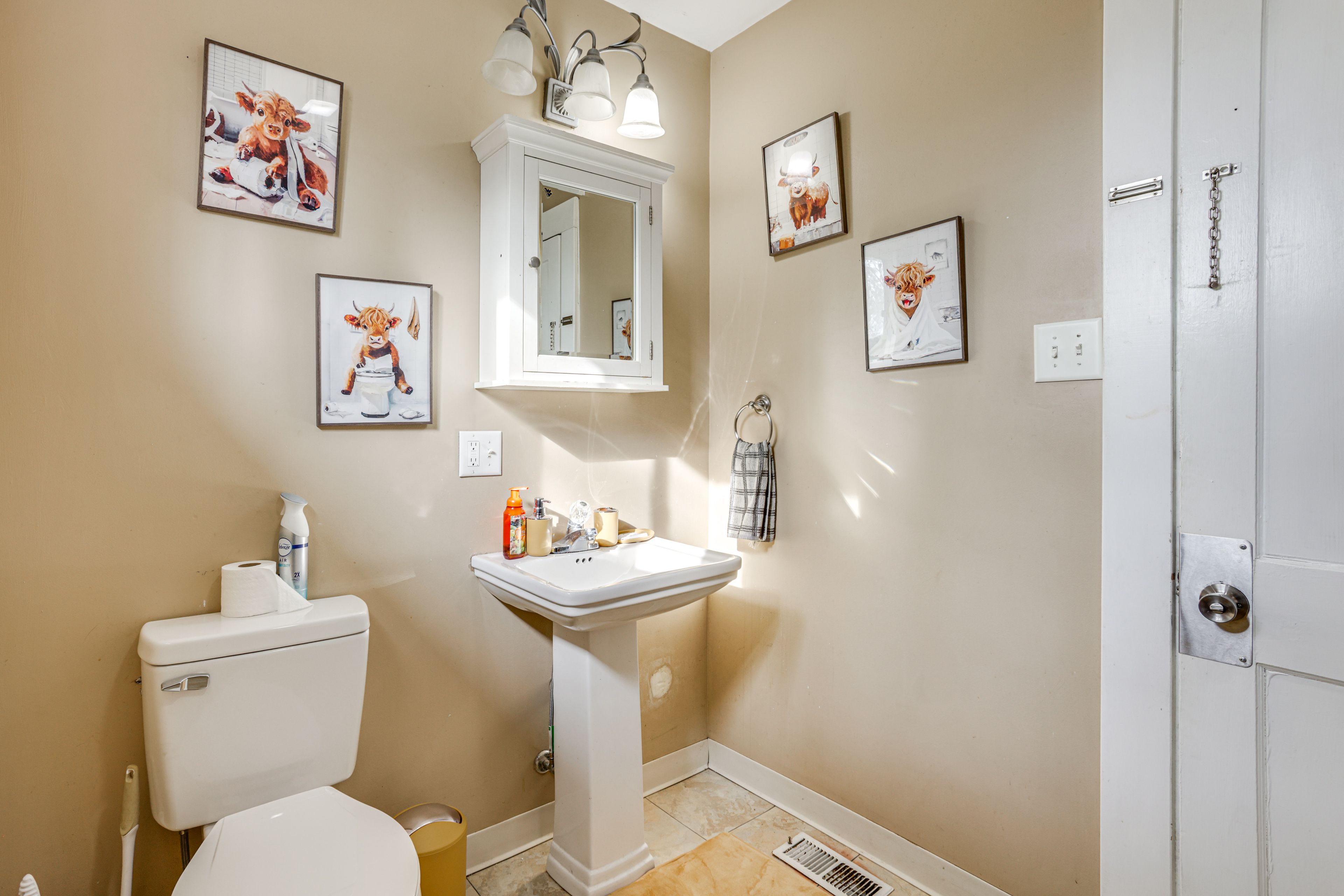 Full Bath | Complimentary Toiletries | Towels Provided | 1st Floor