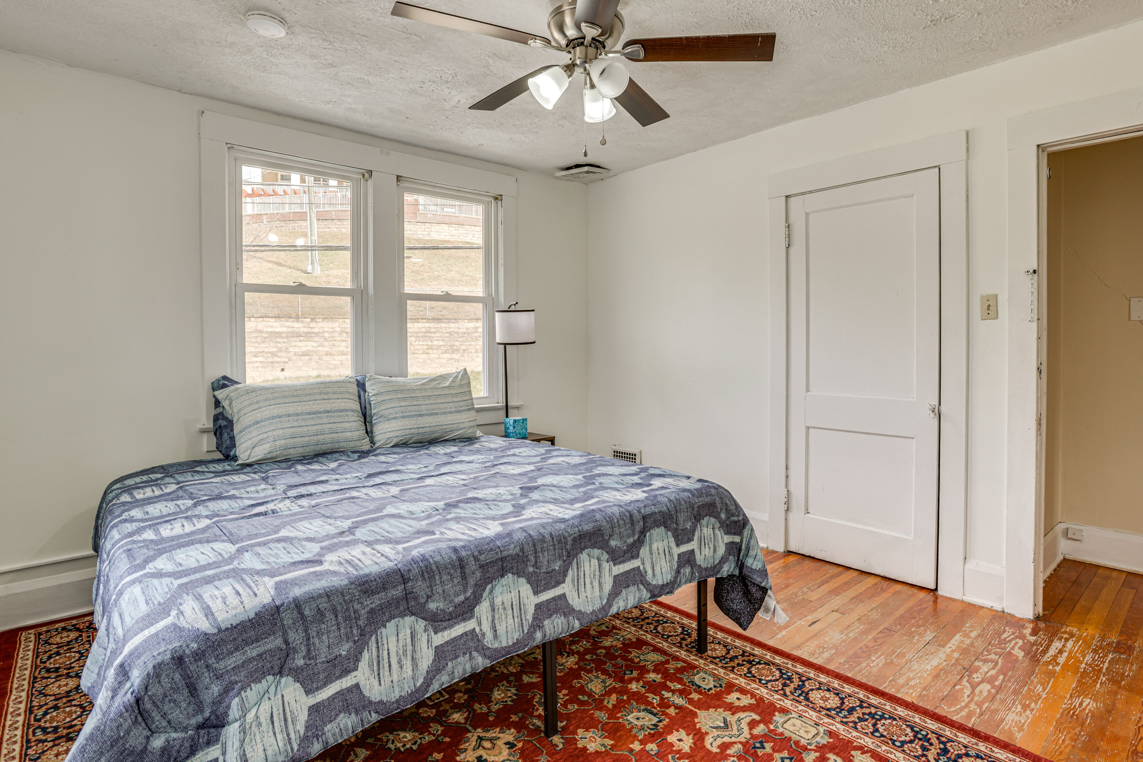 Bedroom 1 | Queen Bed | Linens Provided | 1st Floor