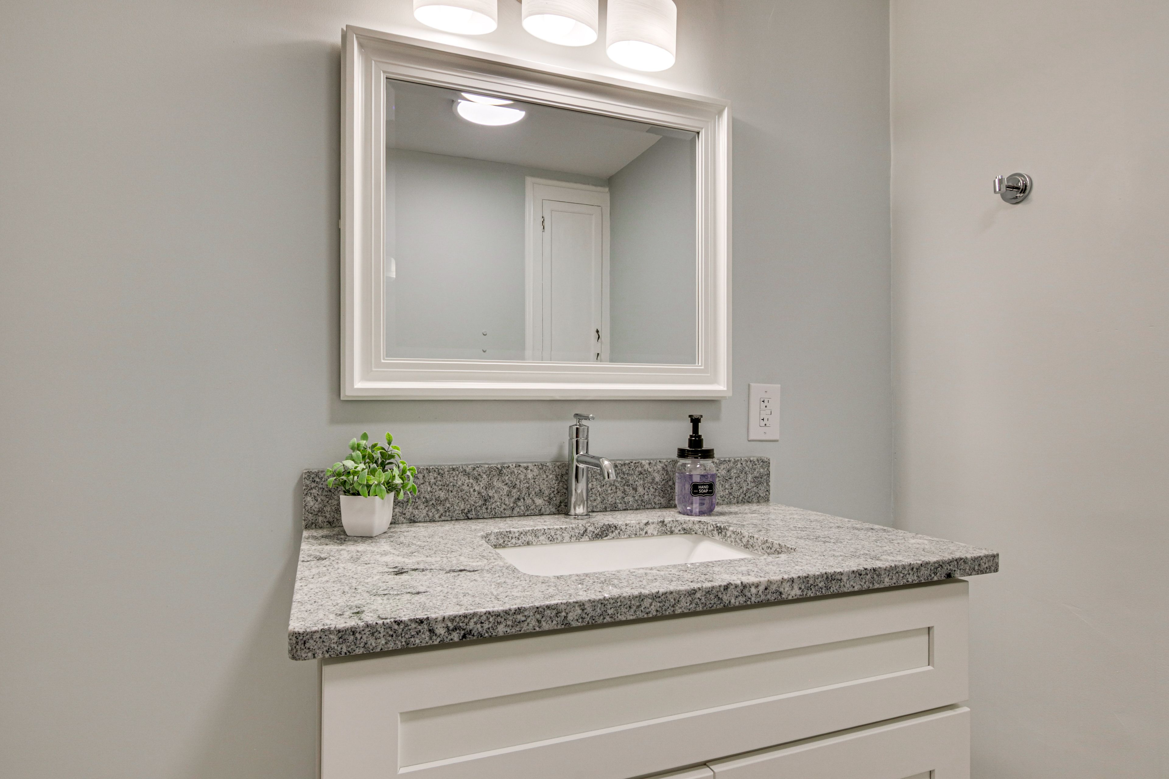 Half Bathroom | Towels Provided