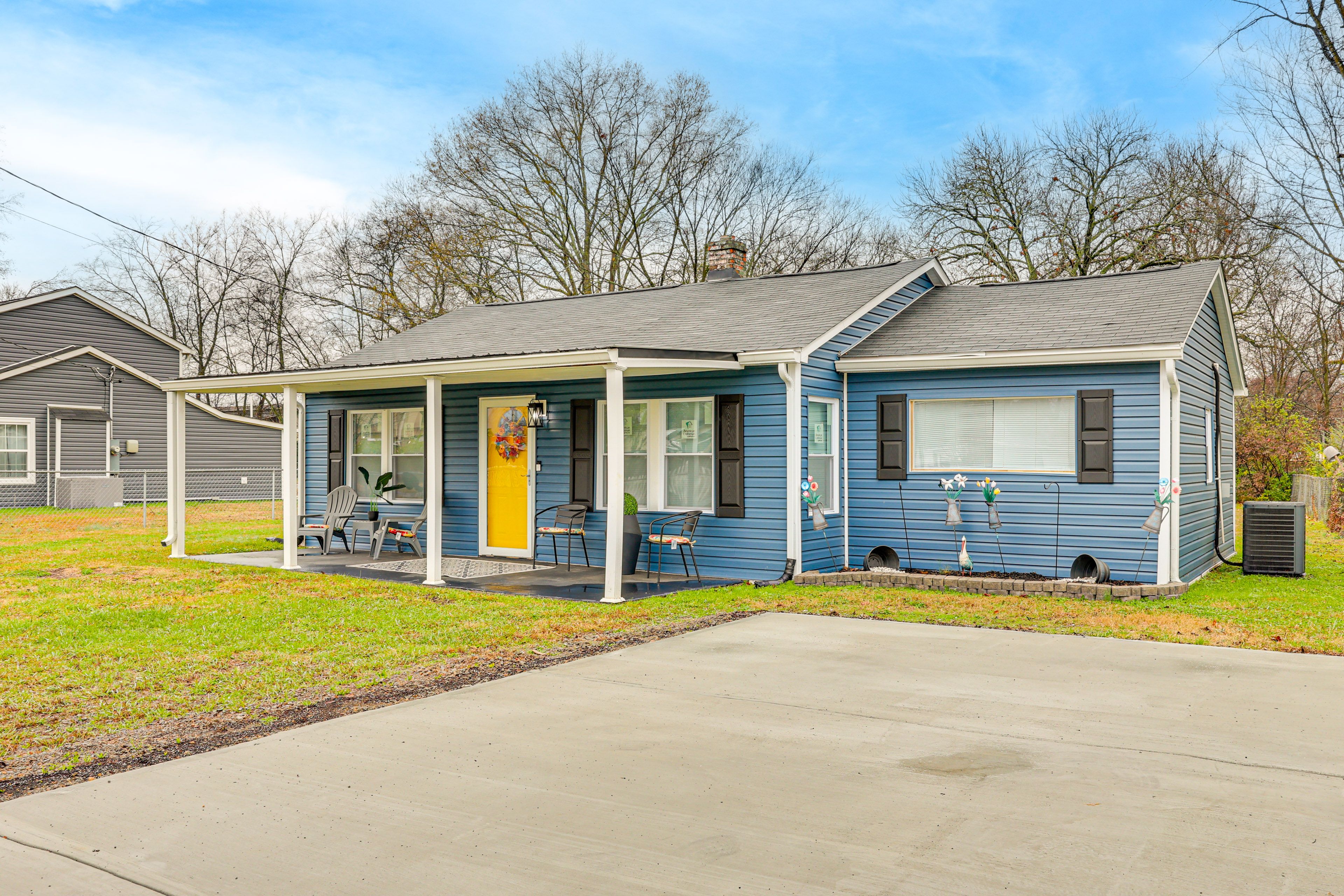 Exterior | Parking | Driveway (4 Vehicles)