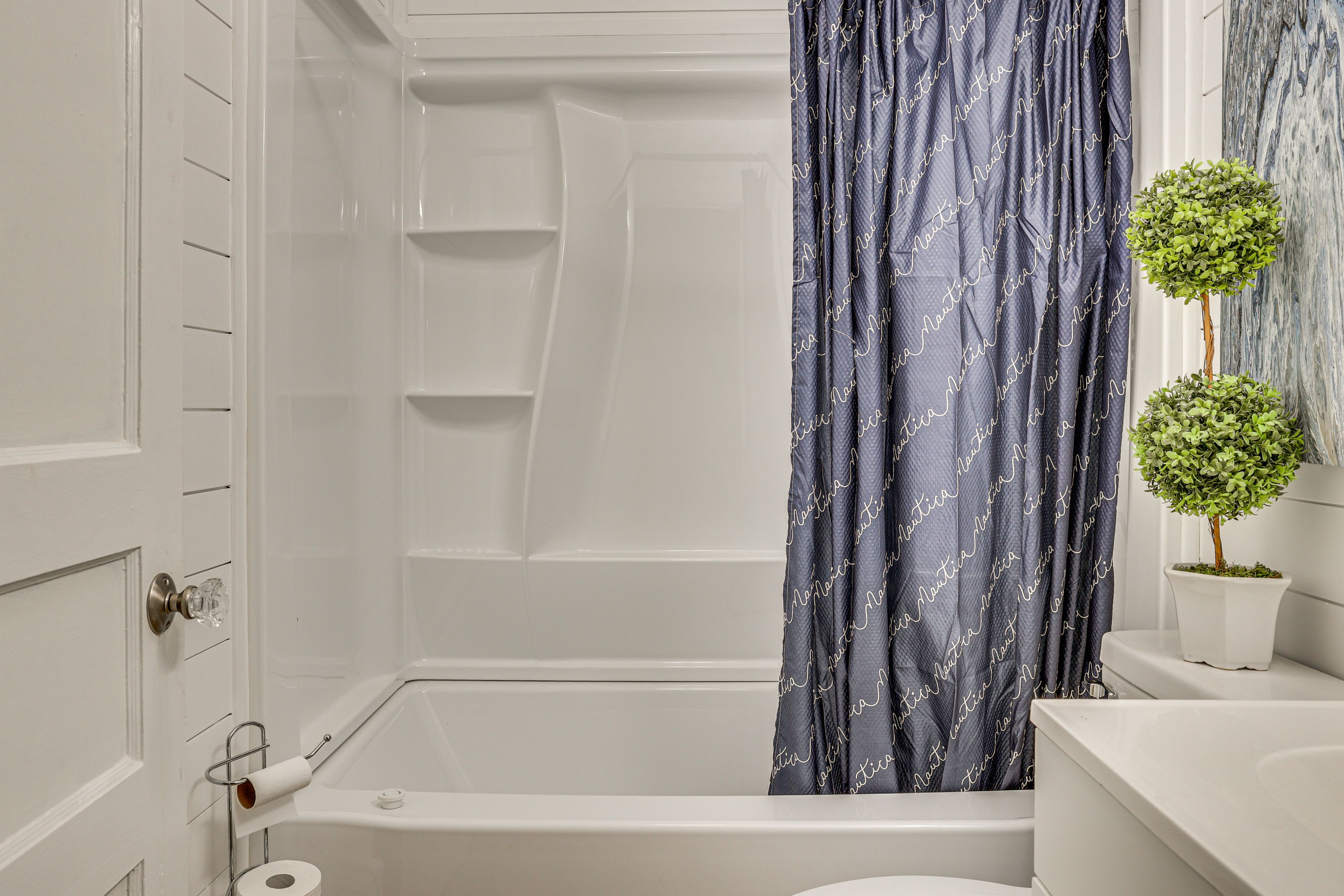 Full Bathroom | Complimentary Toiletries | Towels Provided