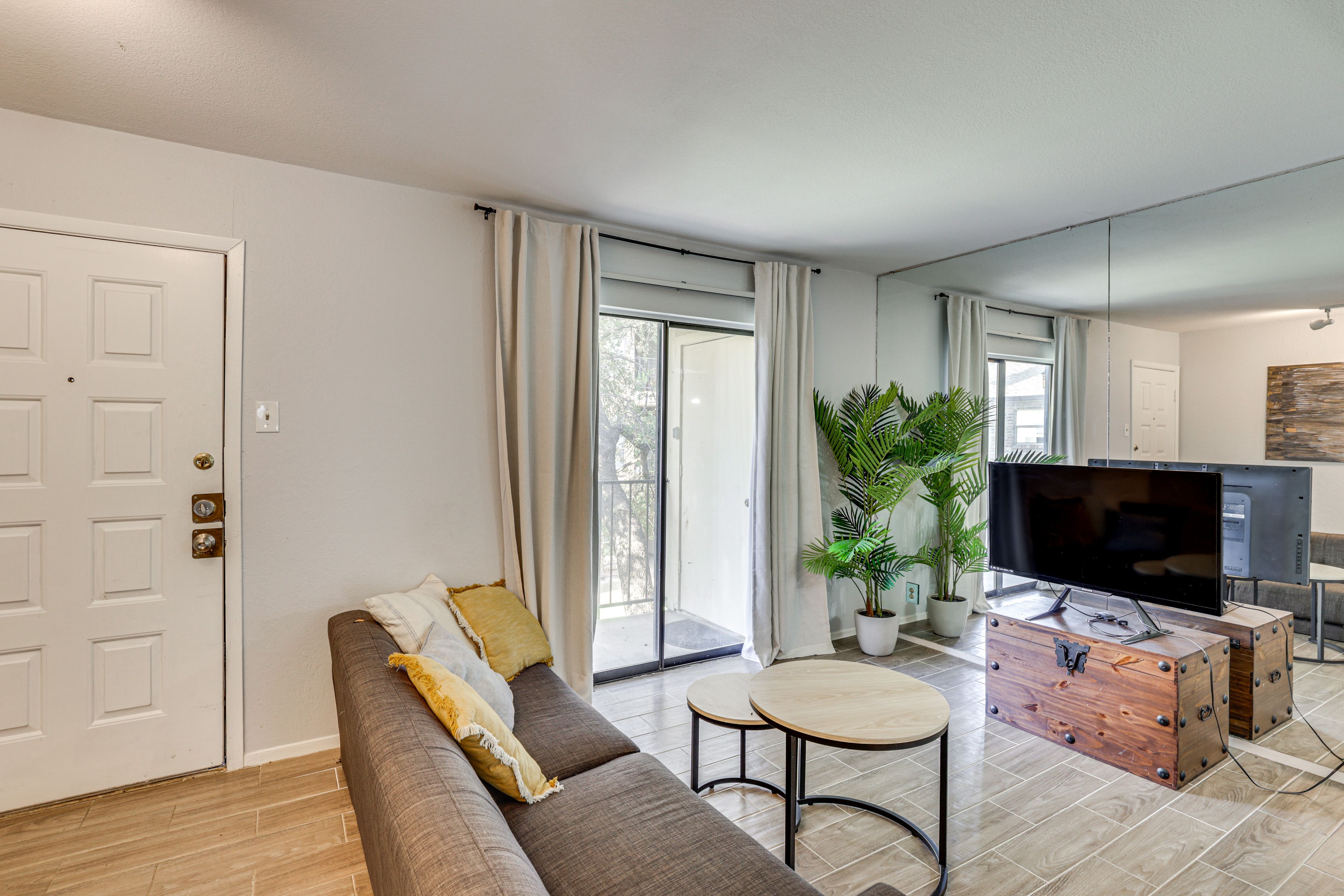 Living Room | Flat-Screen TV