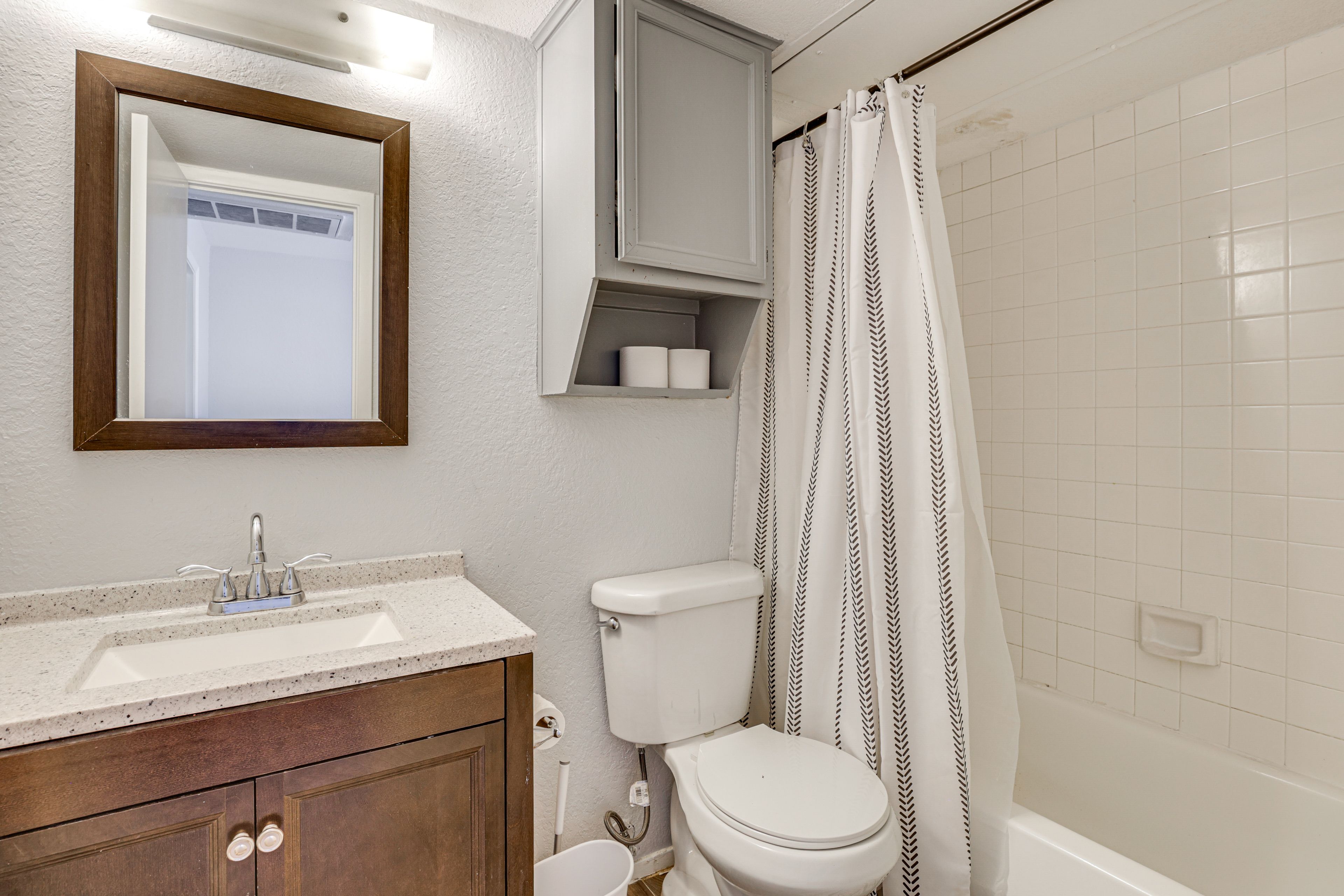 Full Bathroom | Complimentary Toiletries | Towels Provided