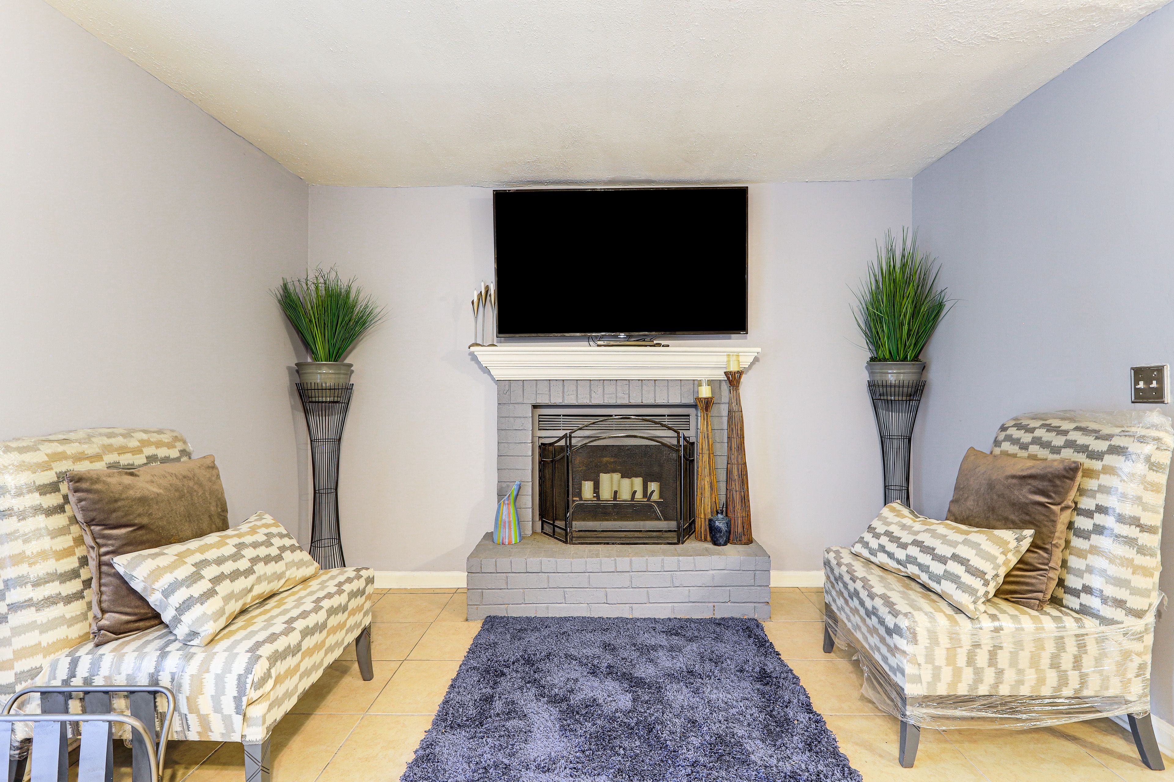 Living Room | Free WiFi | Central Heating & A/C | Smart TV | 1st Floor