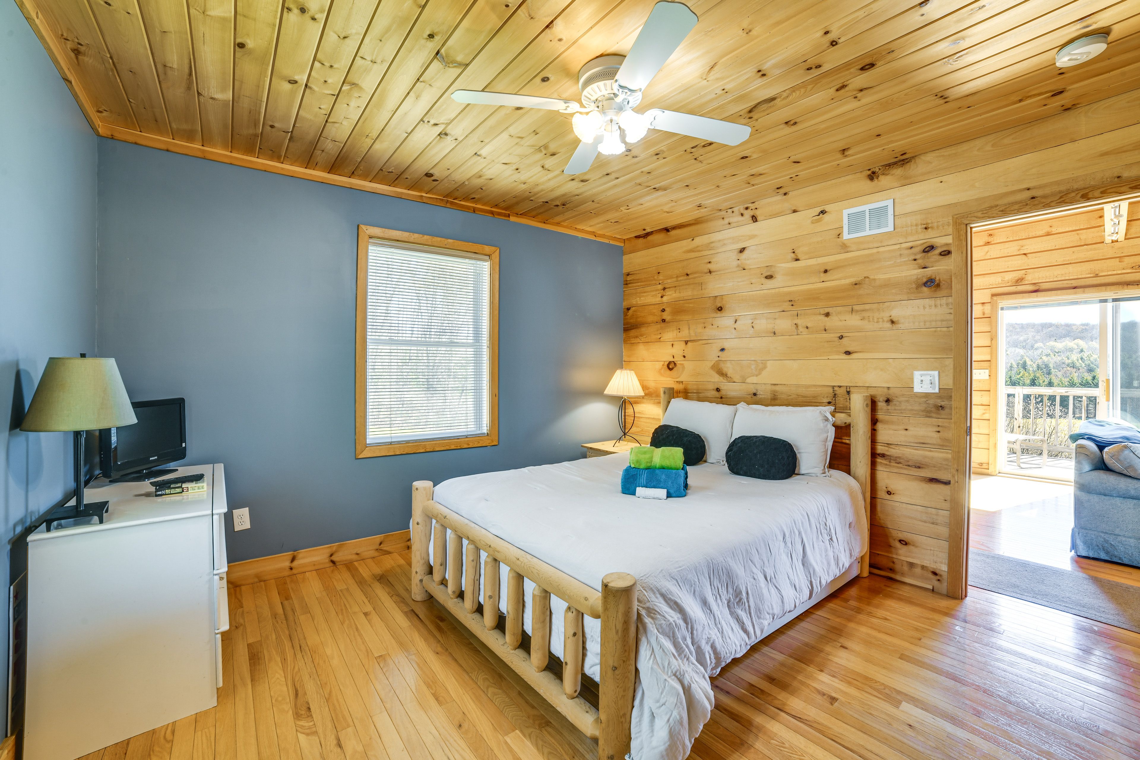 Bedroom | Queen Bed | 1st Floor