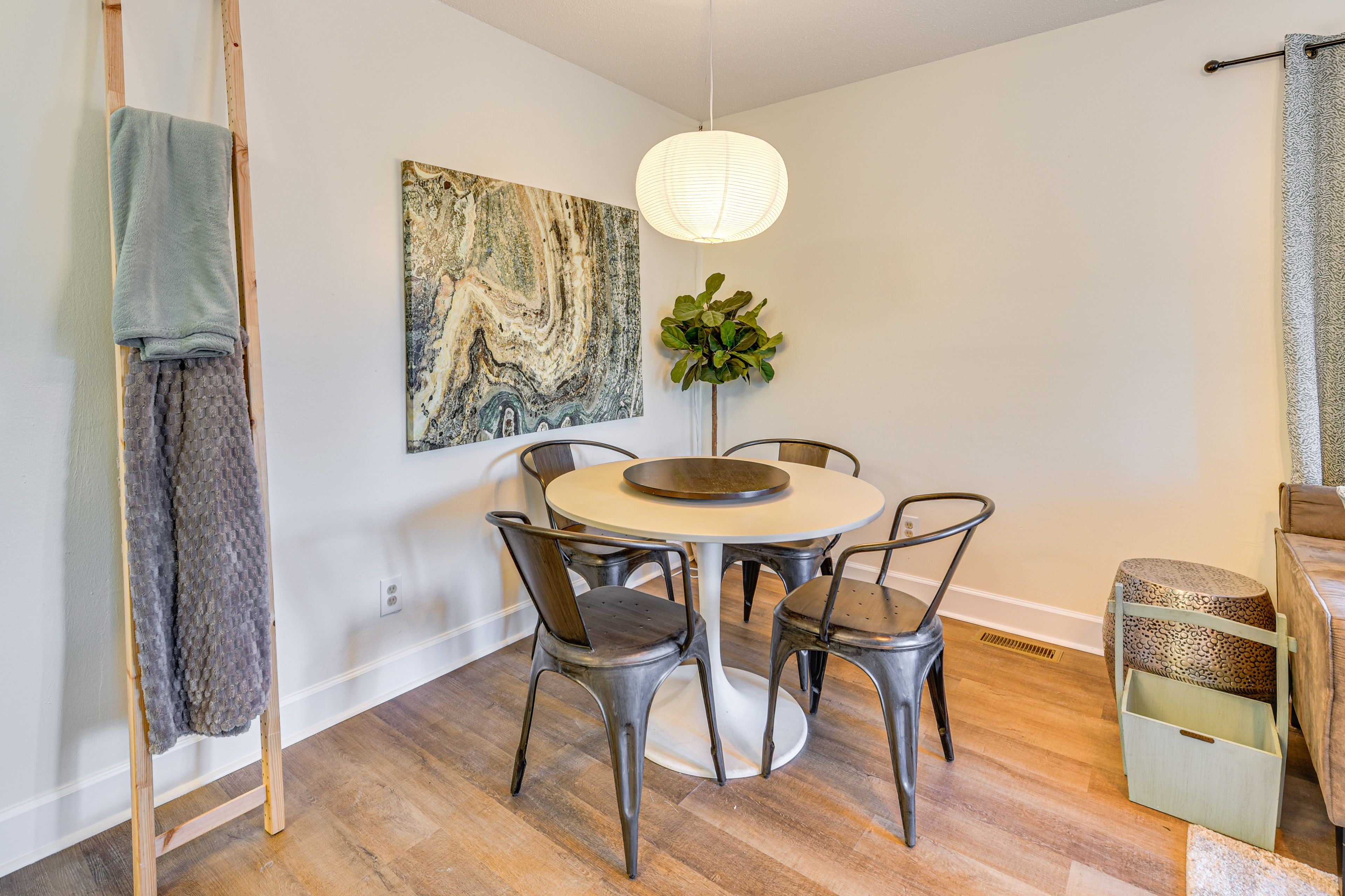 Dining Area | Dishware/Flatware Provided