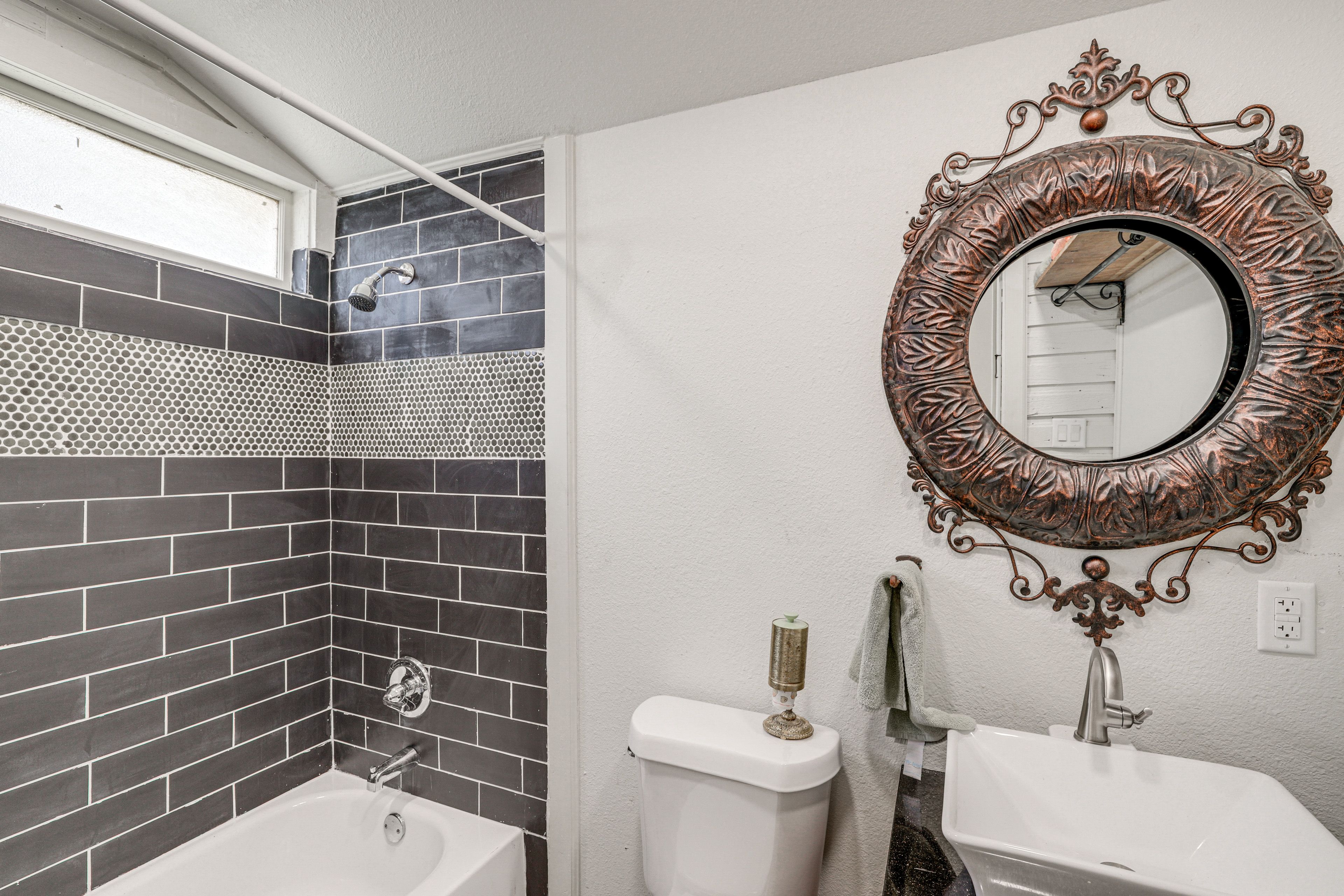 Full Bathroom | Complimentary Toiletries | Towels Provided