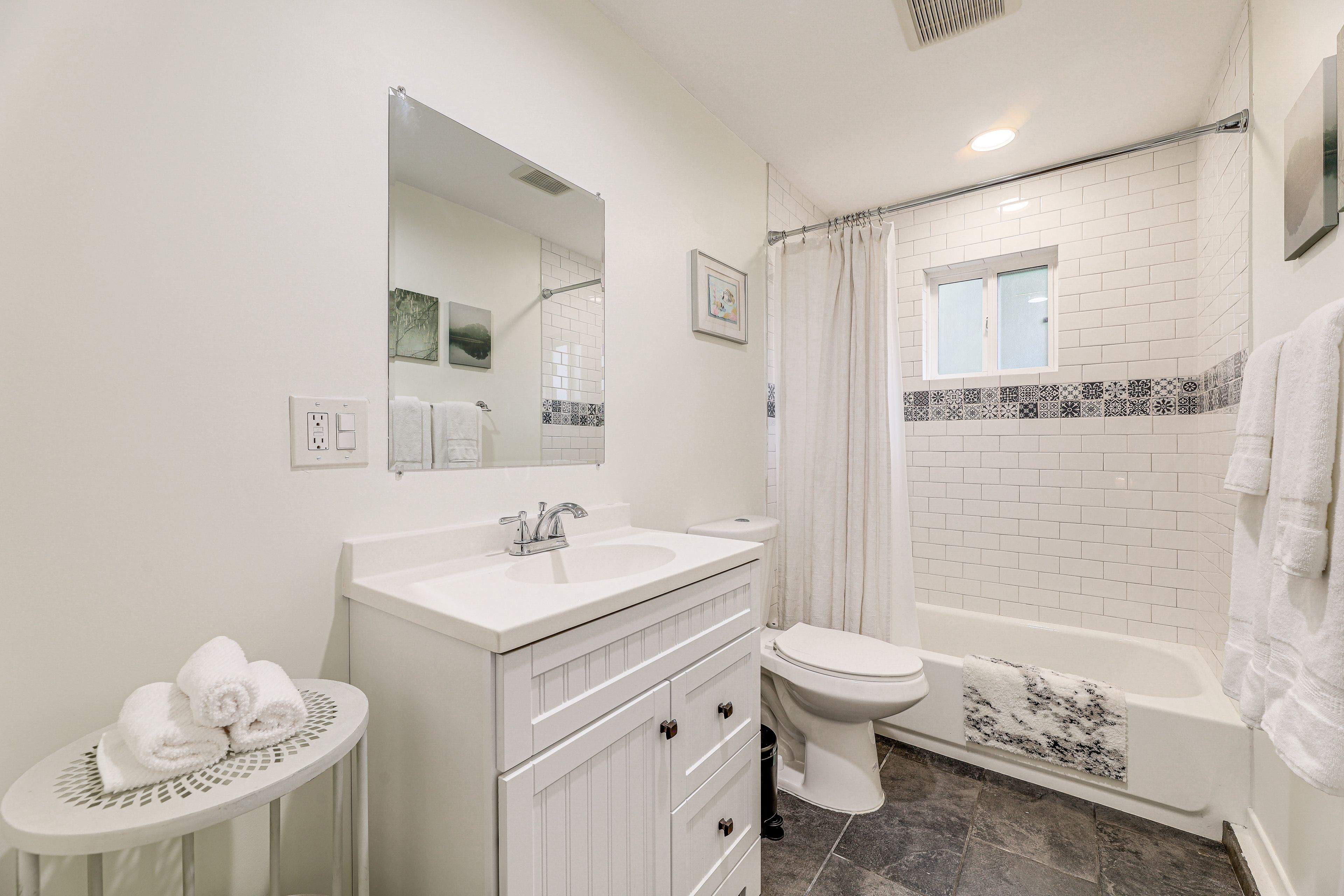 Full Bathroom | Towels Provided