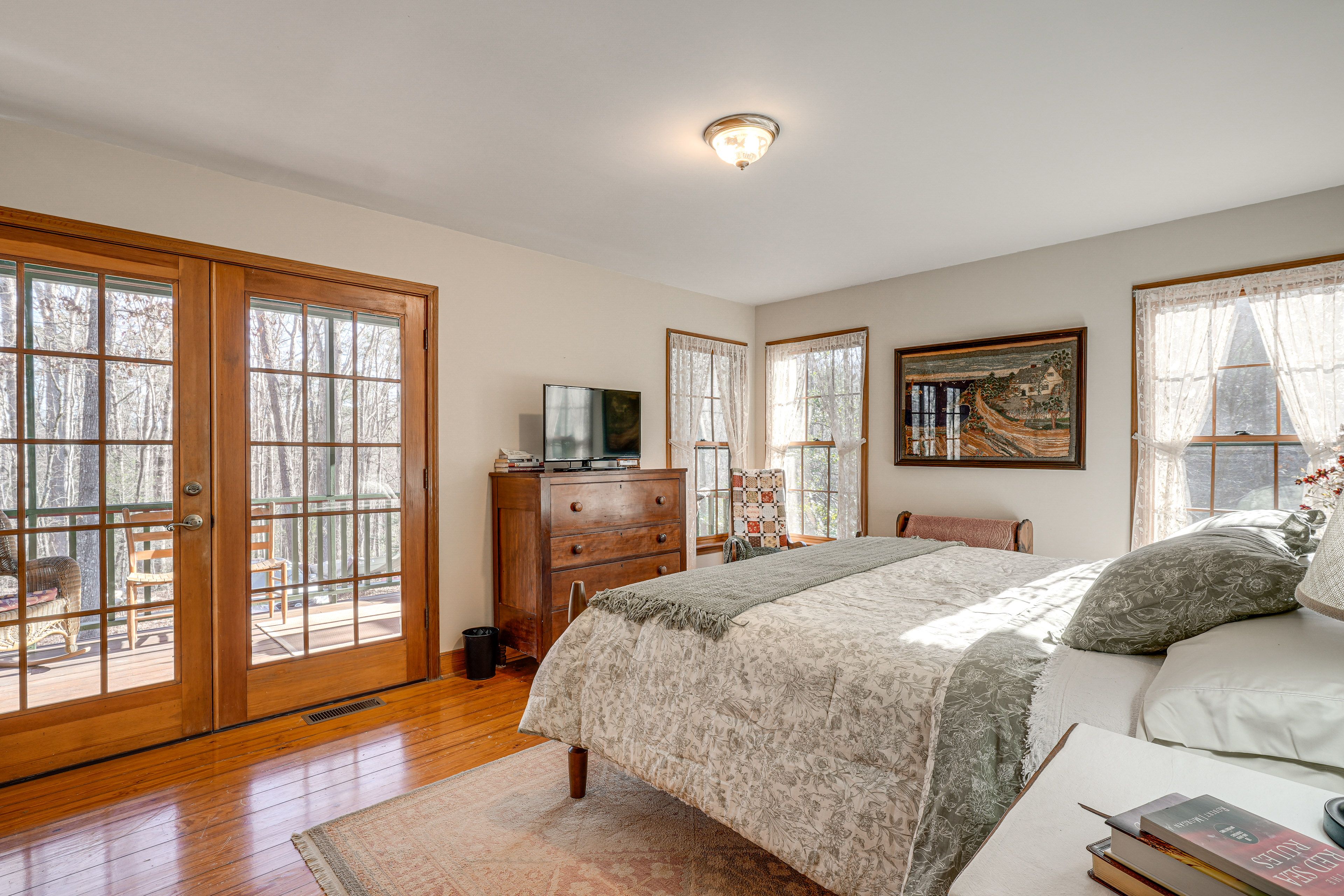 Bedroom 1 | King Bed | Linens | 1st Floor