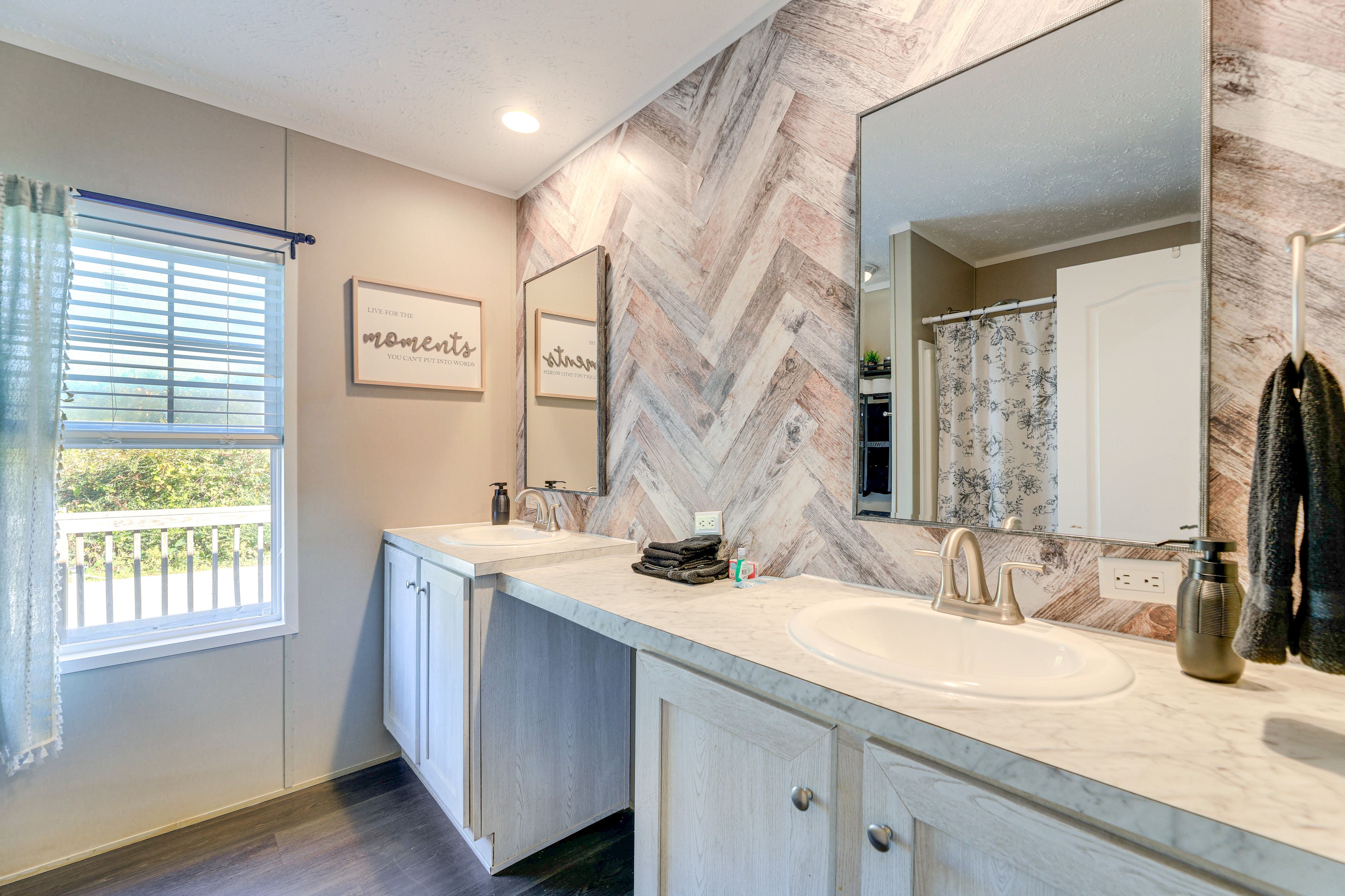 Bathroom | Shower | Towels Provided