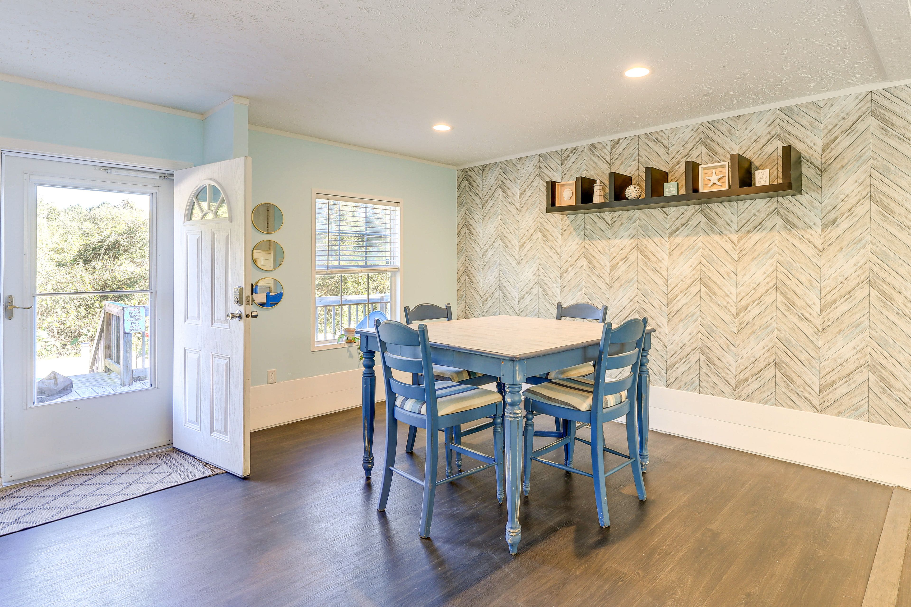 Dining Area | Dishware/Flatware Provided