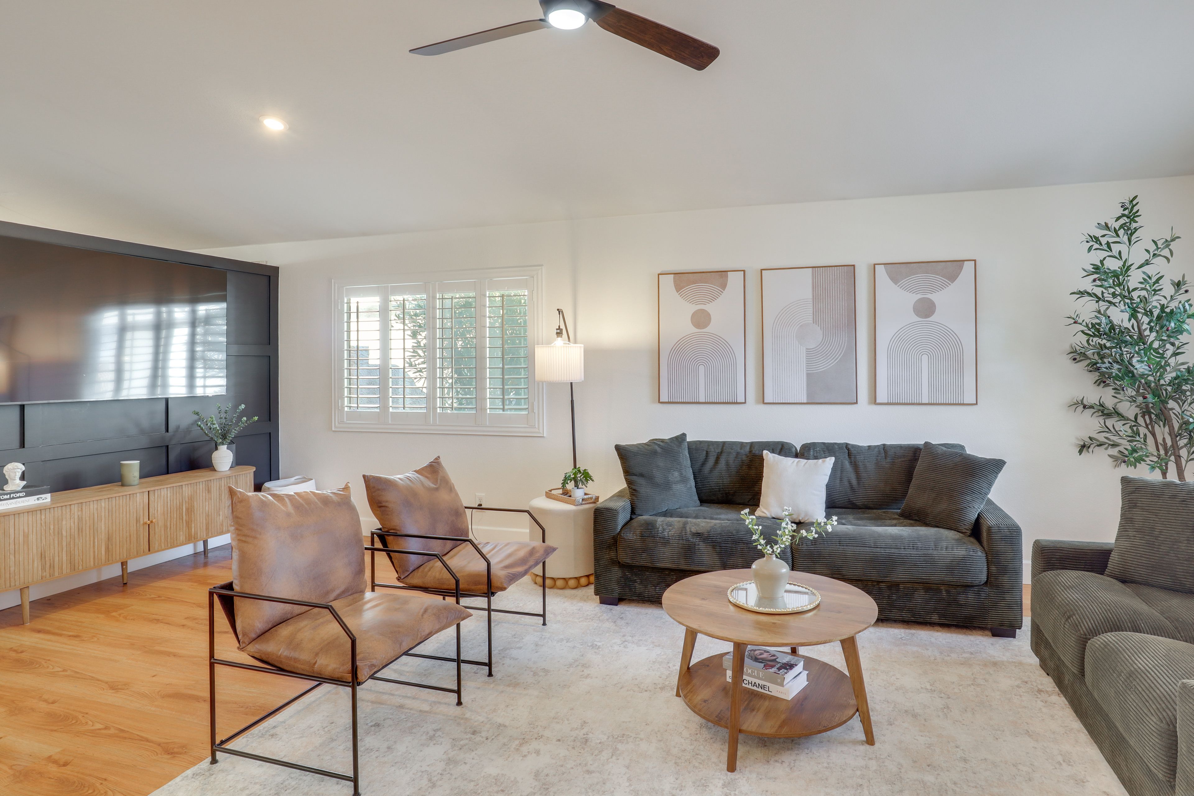 Living Room | Smart TV | Free WiFi