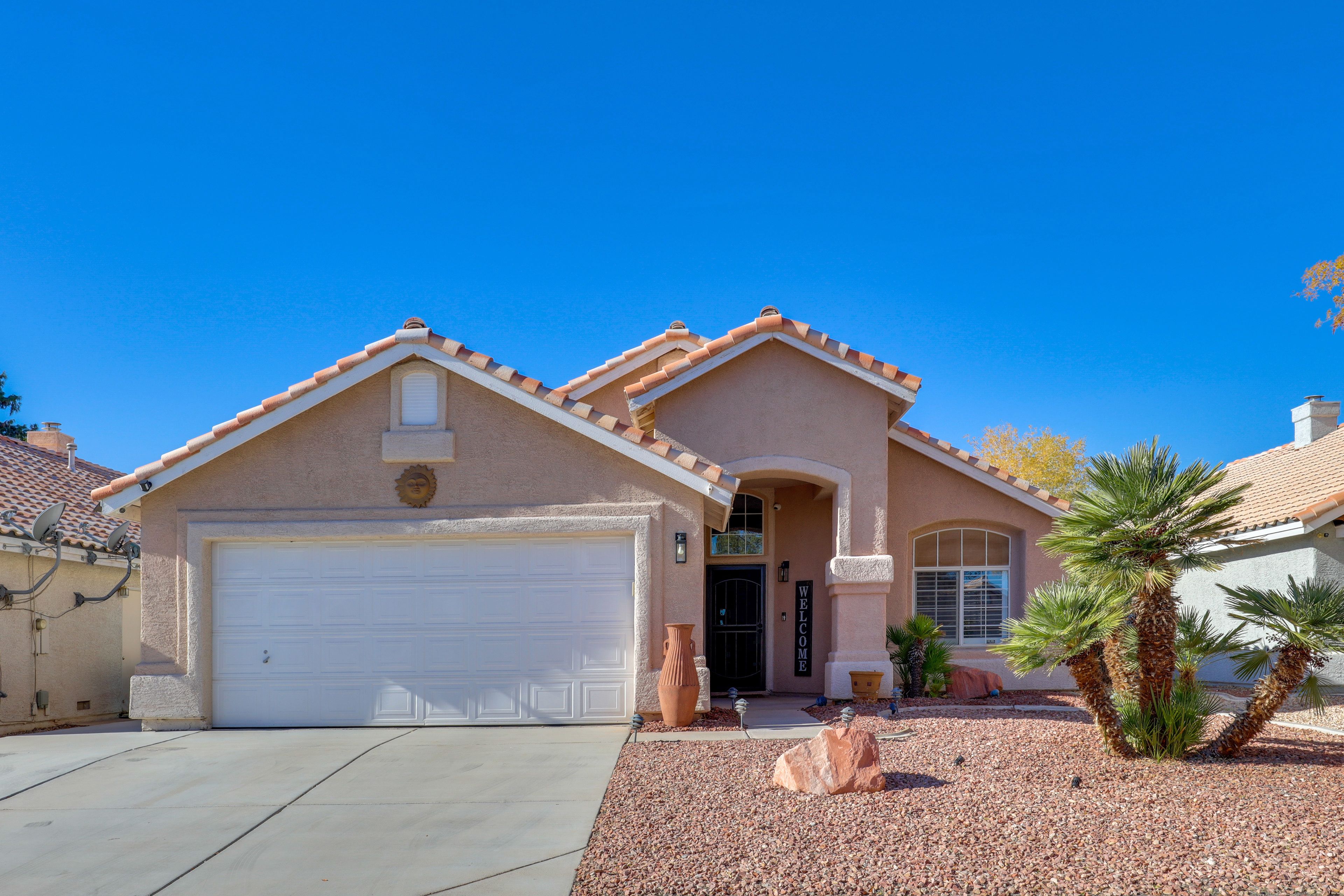 Property Exterior | Driveway (3 Vehicles)