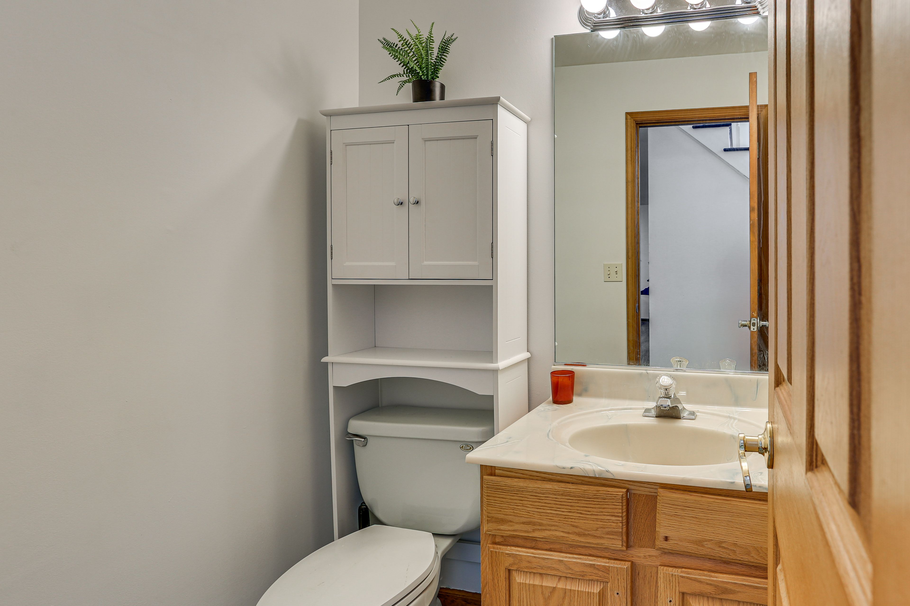 Half Bathroom | 1st Floor | Complimentary Toiletries | Towels Provided