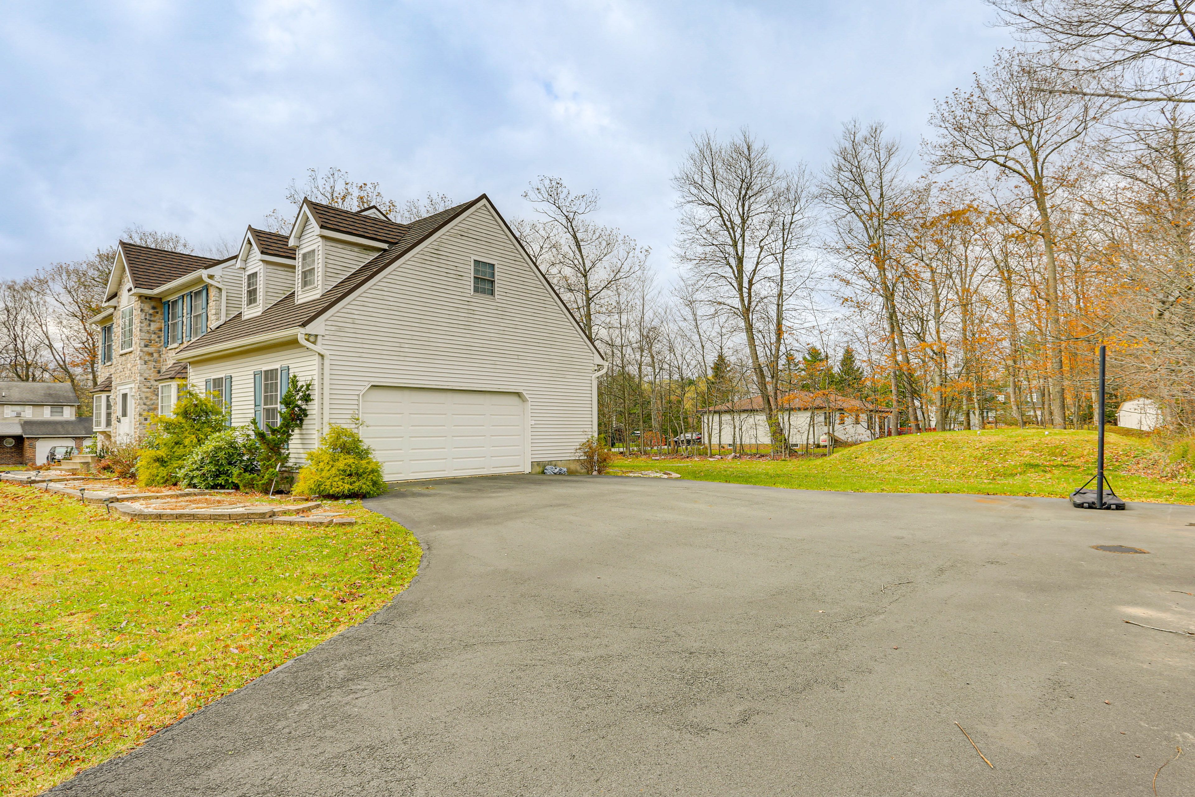 Parking | Garage (1 Vehicle) | Driveway (4 Vehicles) | Street Parking Prohibited