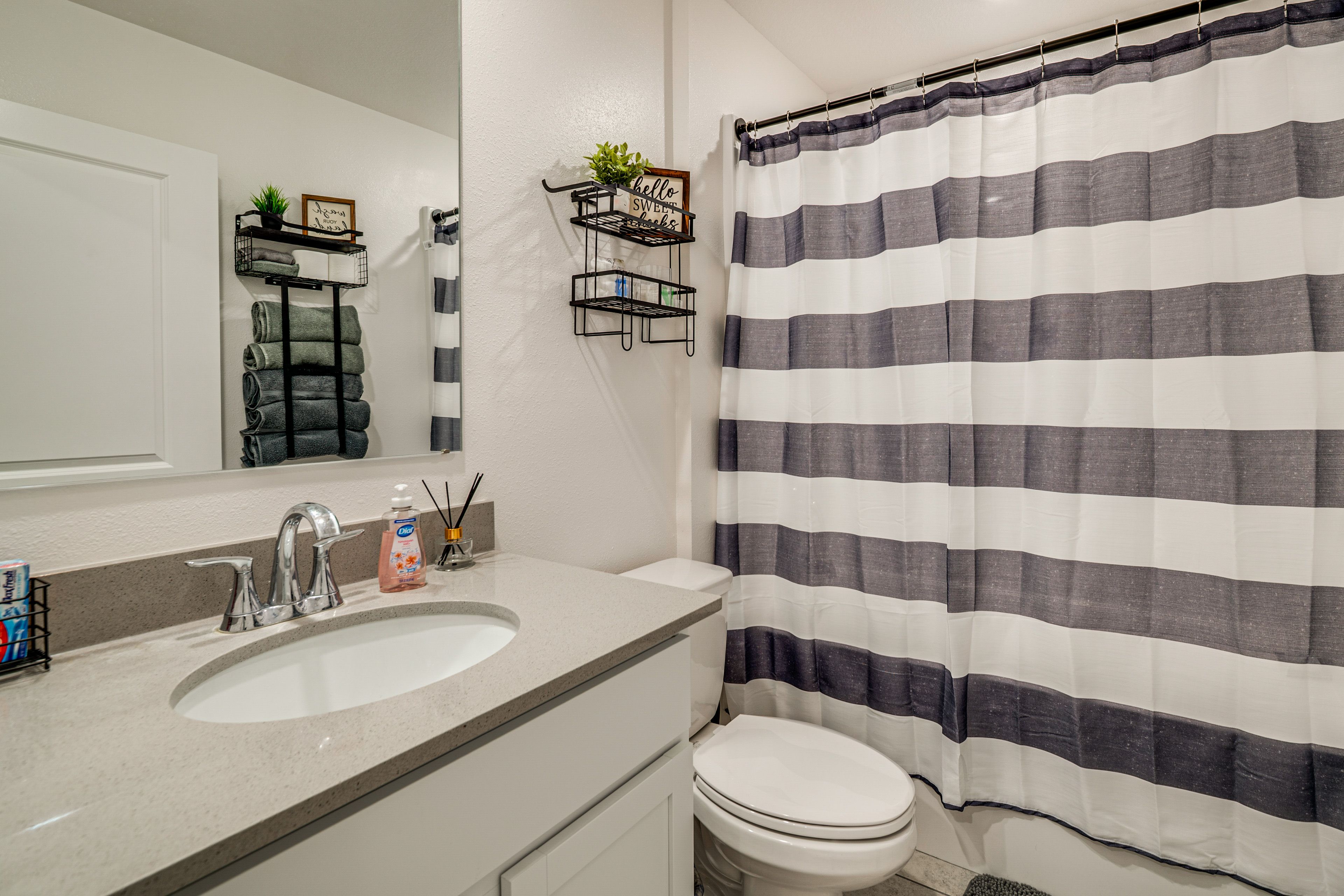 Full Bathroom | Complimentary Toiletries